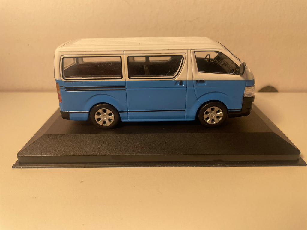 Fourgon Toyota Hiace bleue et blanc de 1994 (Taxi à Luanda en Angola)