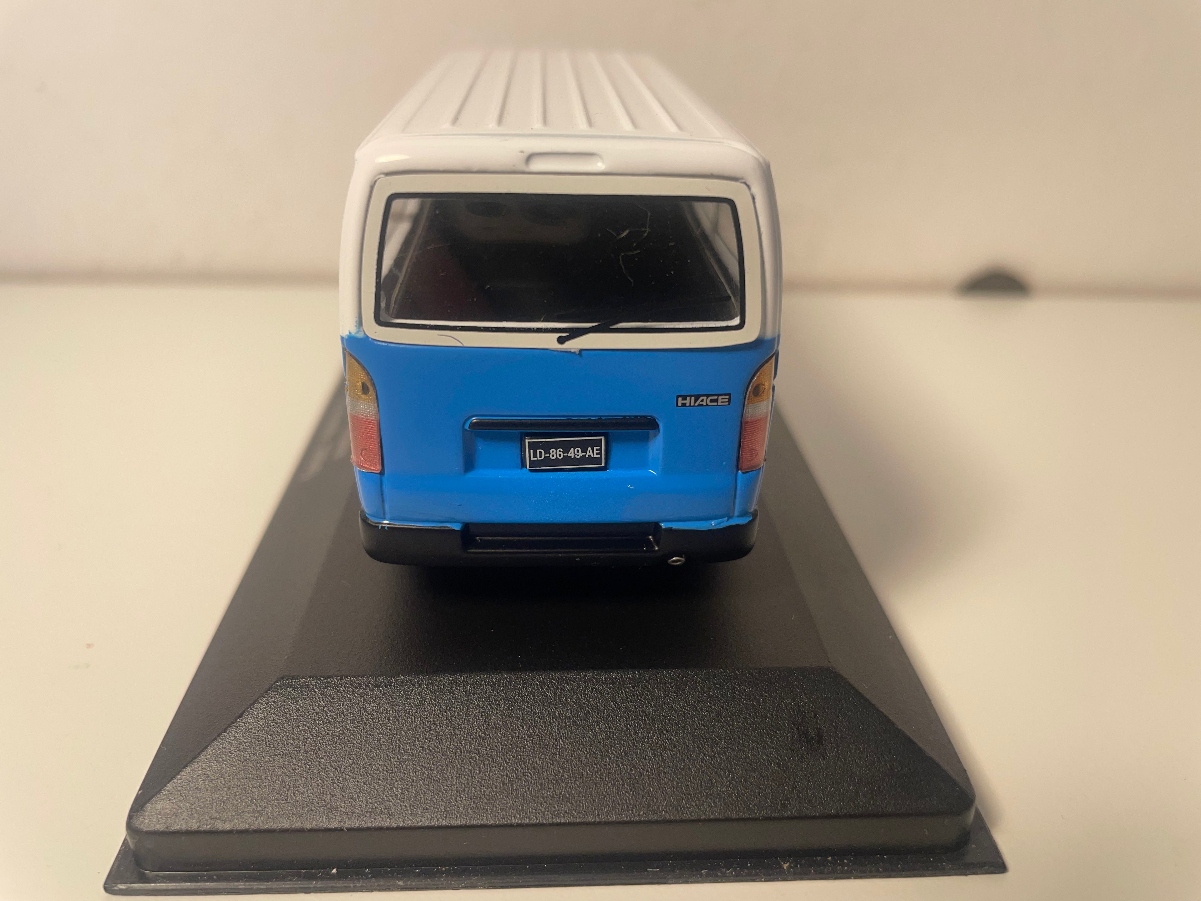 Fourgon Toyota Hiace bleue et blanc de 1994 (Taxi à Luanda en Angola)