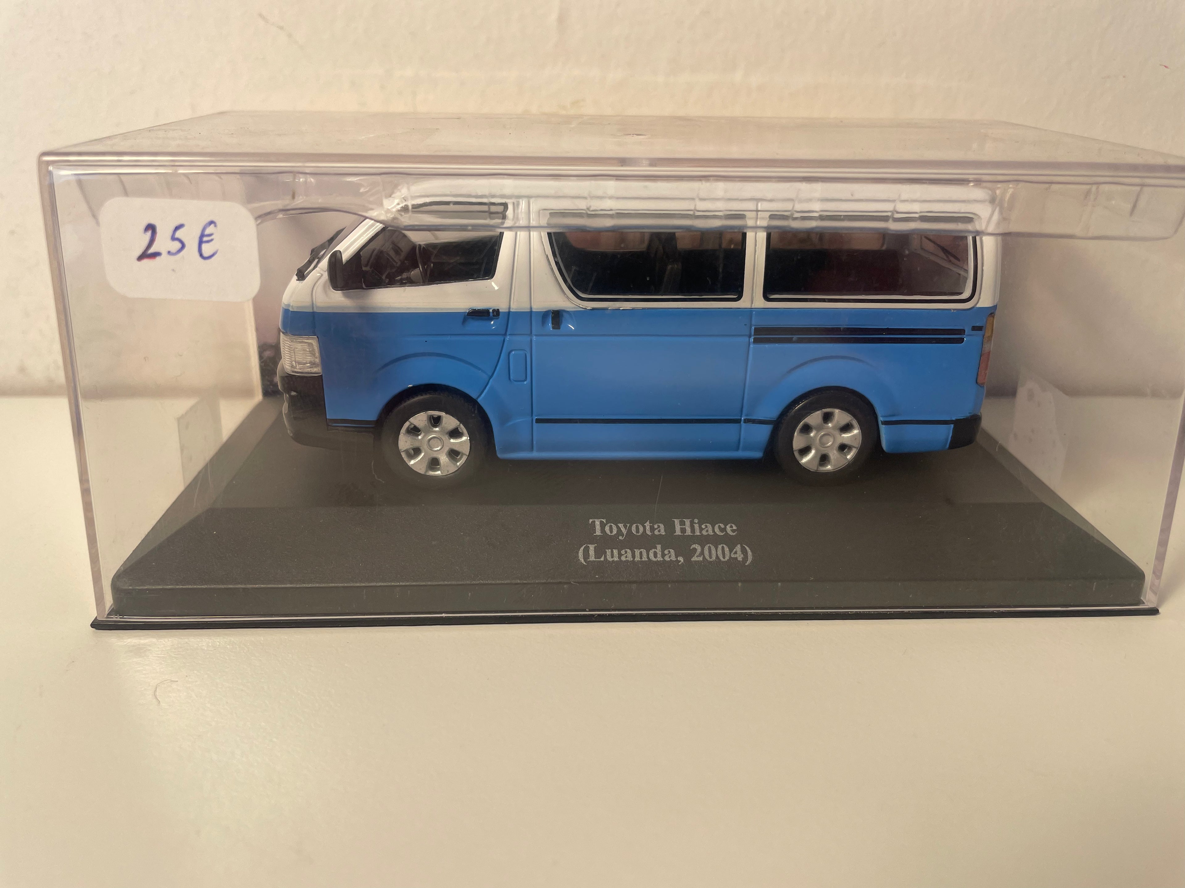 Fourgon Toyota Hiace bleue et blanc de 1994 (Taxi à Luanda en Angola)