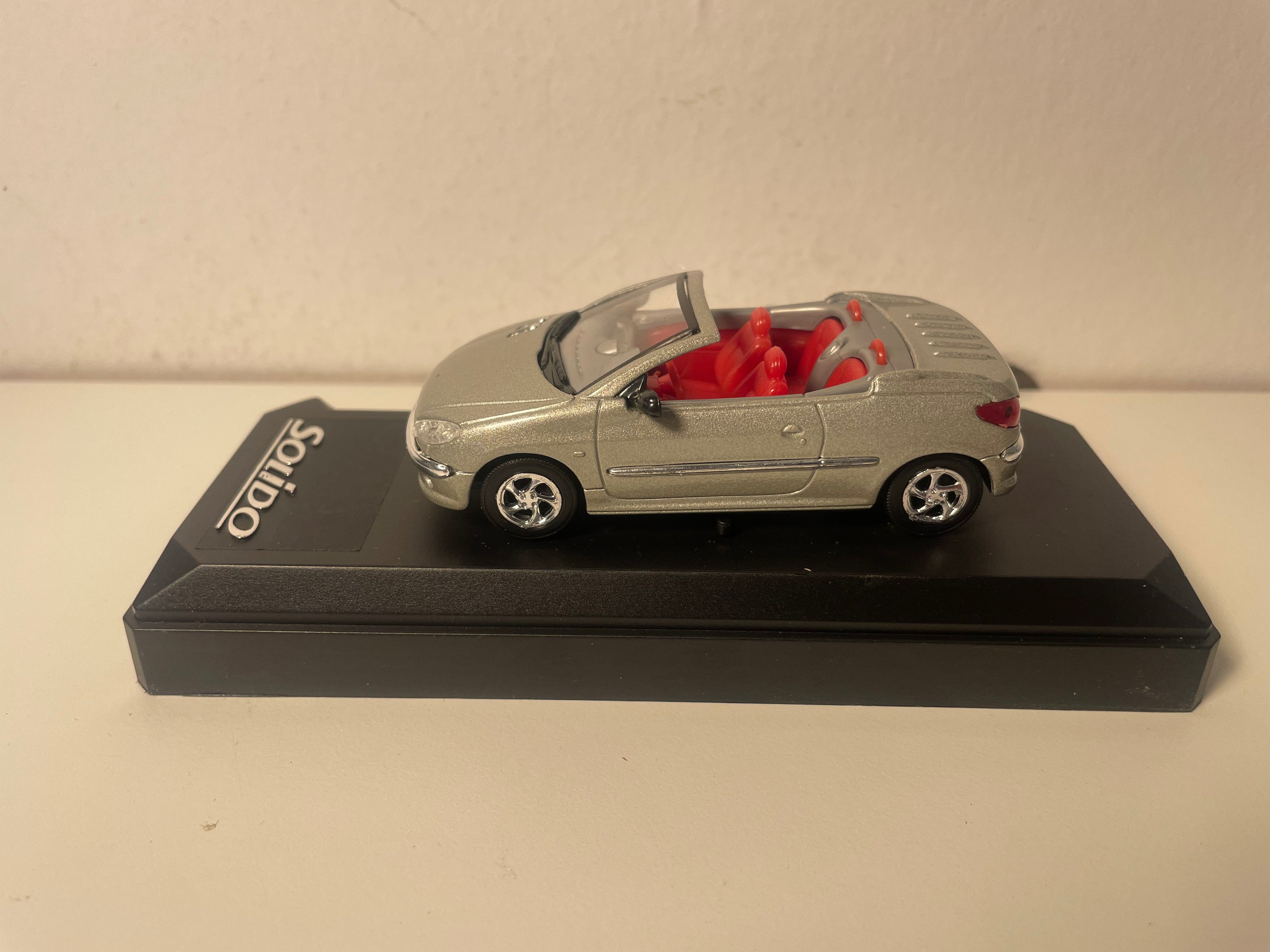 Peugeot 20 Coeur Open grijs - Solido referentie 1559