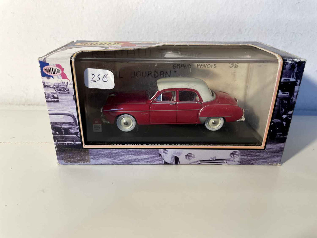 Renault Frégate grouss rout Schëld a cremefaarwegt Daach vun 1956