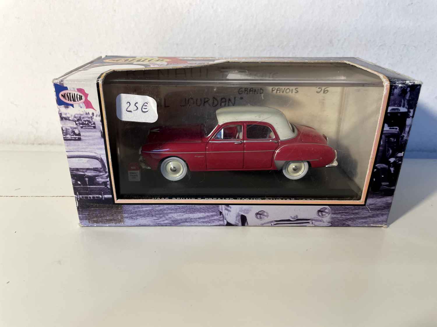 Renault Frégate con gran escudo rojo y techo color crema de 1956