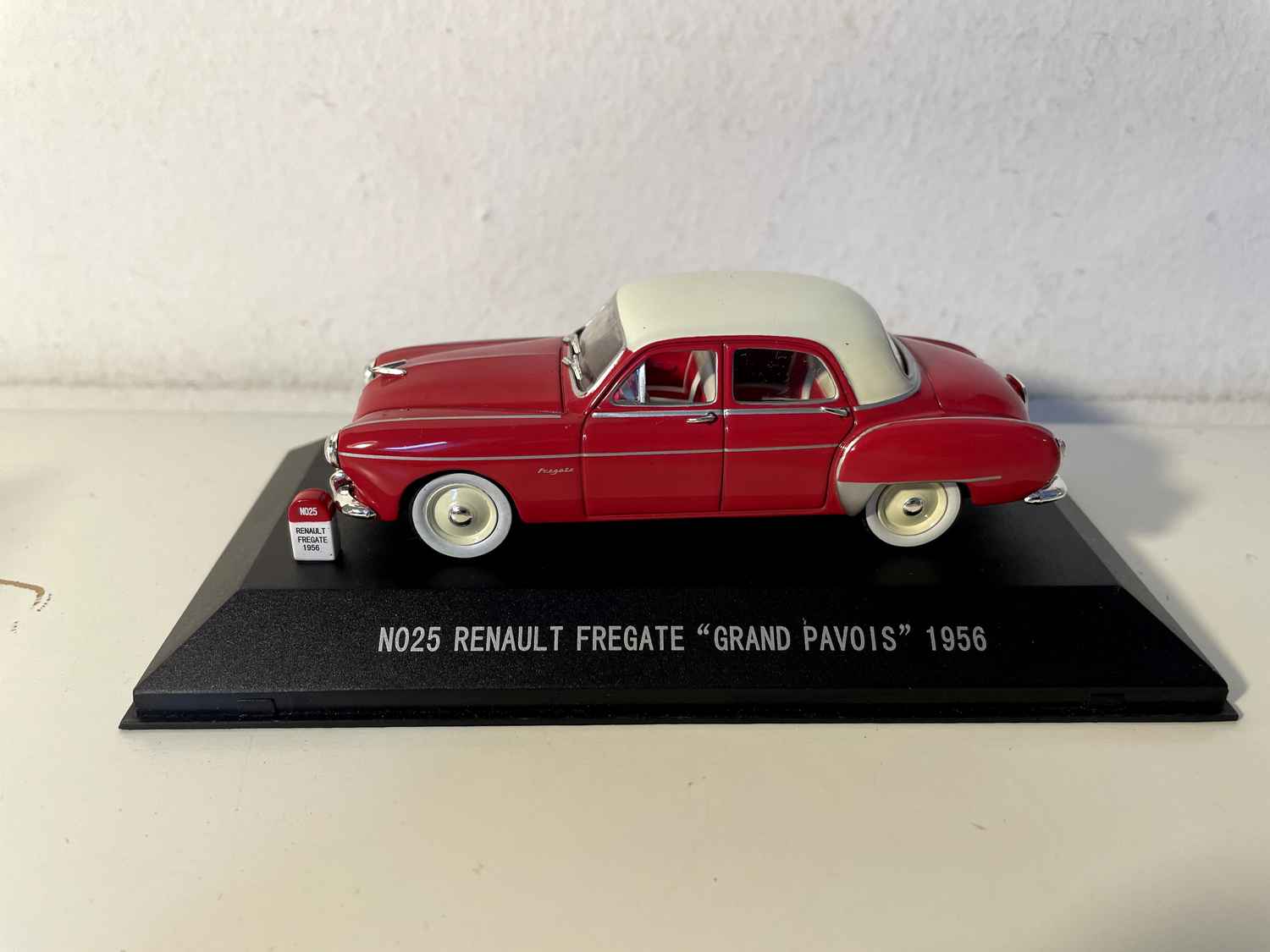 Renault Frégate con gran escudo rojo y techo color crema de 1956