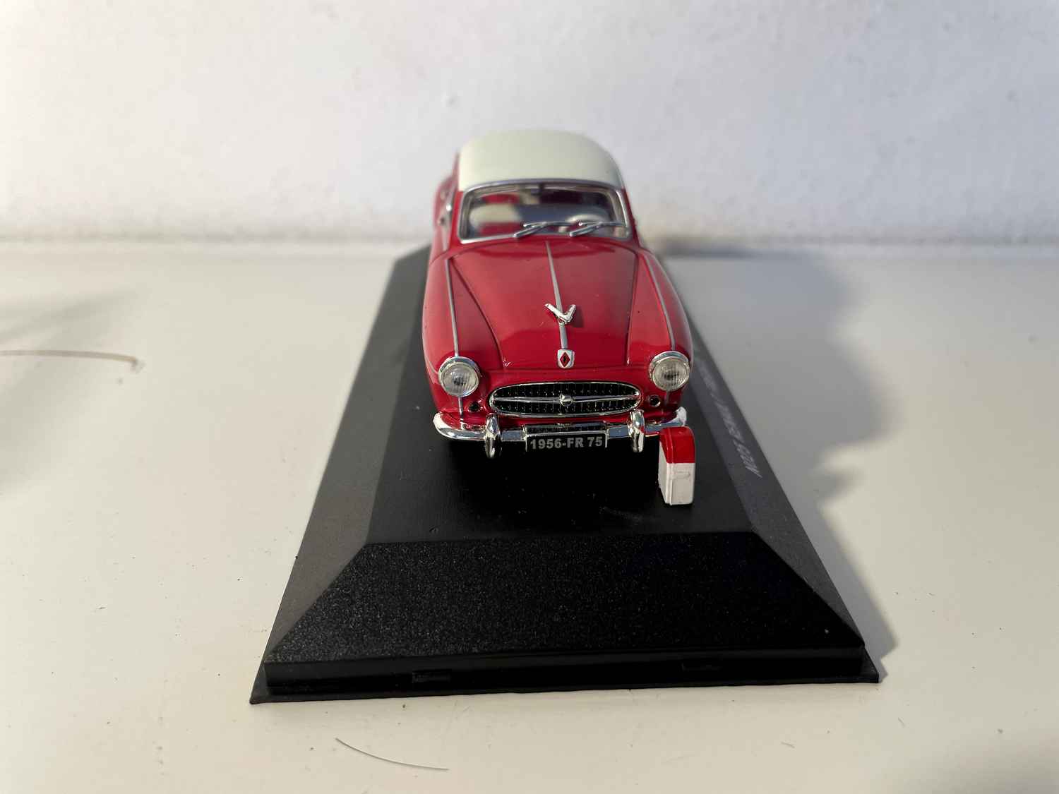 Renault Frégate con gran escudo rojo y techo color crema de 1956