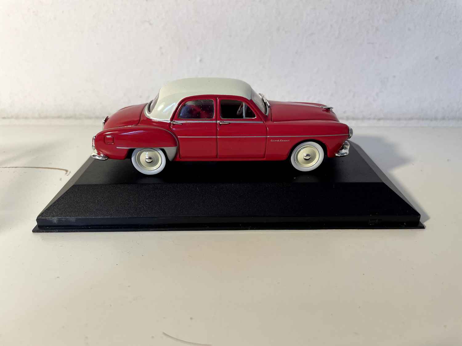 Renault Frégate con gran escudo rojo y techo color crema de 1956
