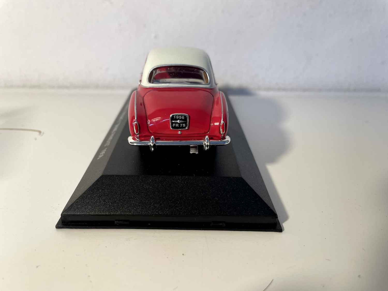 Renault Frégate con gran escudo rojo y techo color crema de 1956