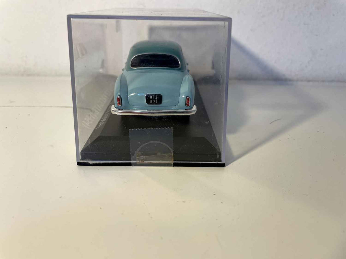 Gréng/bloe Renault Frégate vun 1954