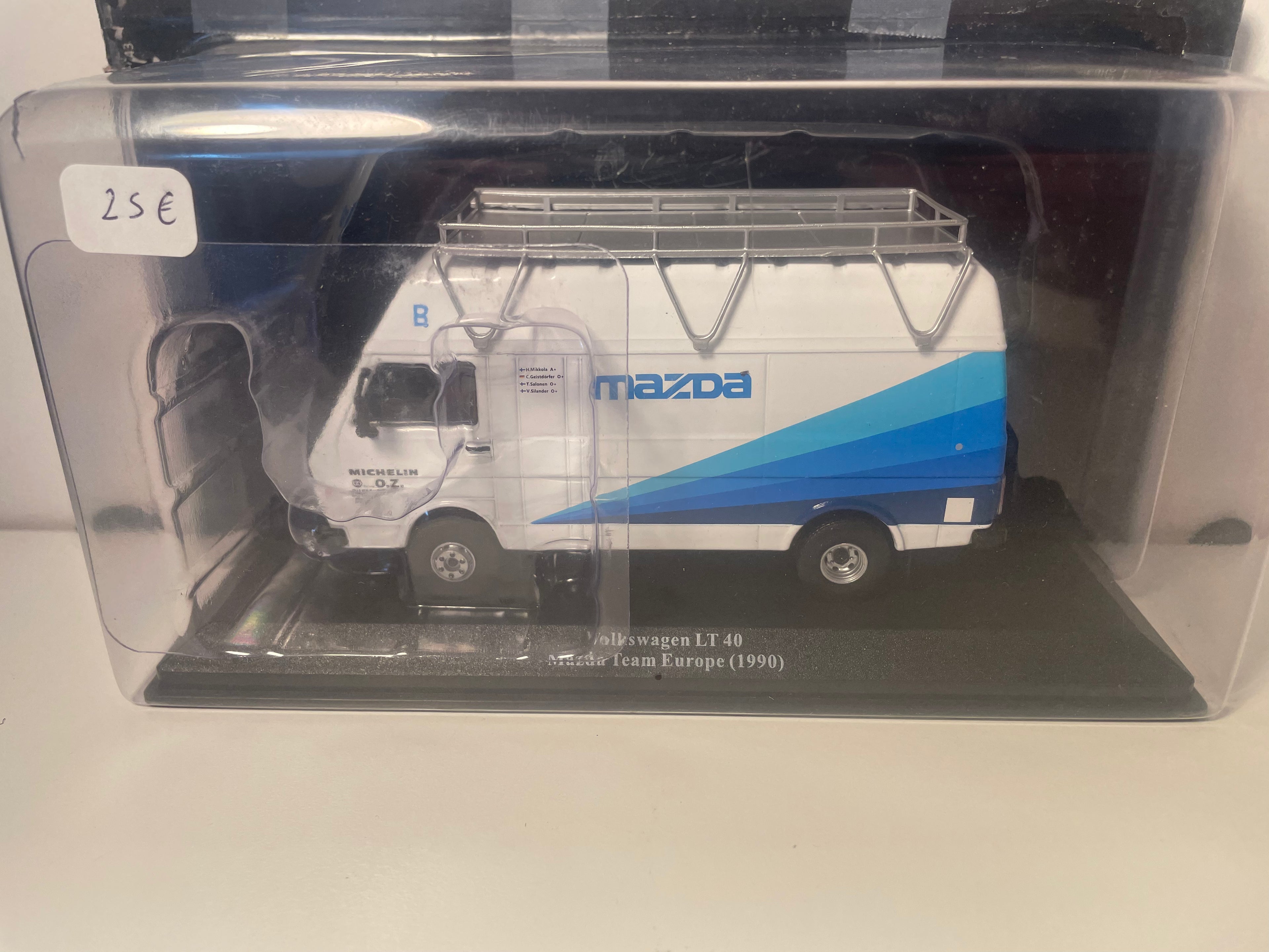 Fourgon Volkswagen LT40 blanc et bleu - Mazda Team Europe (1990)