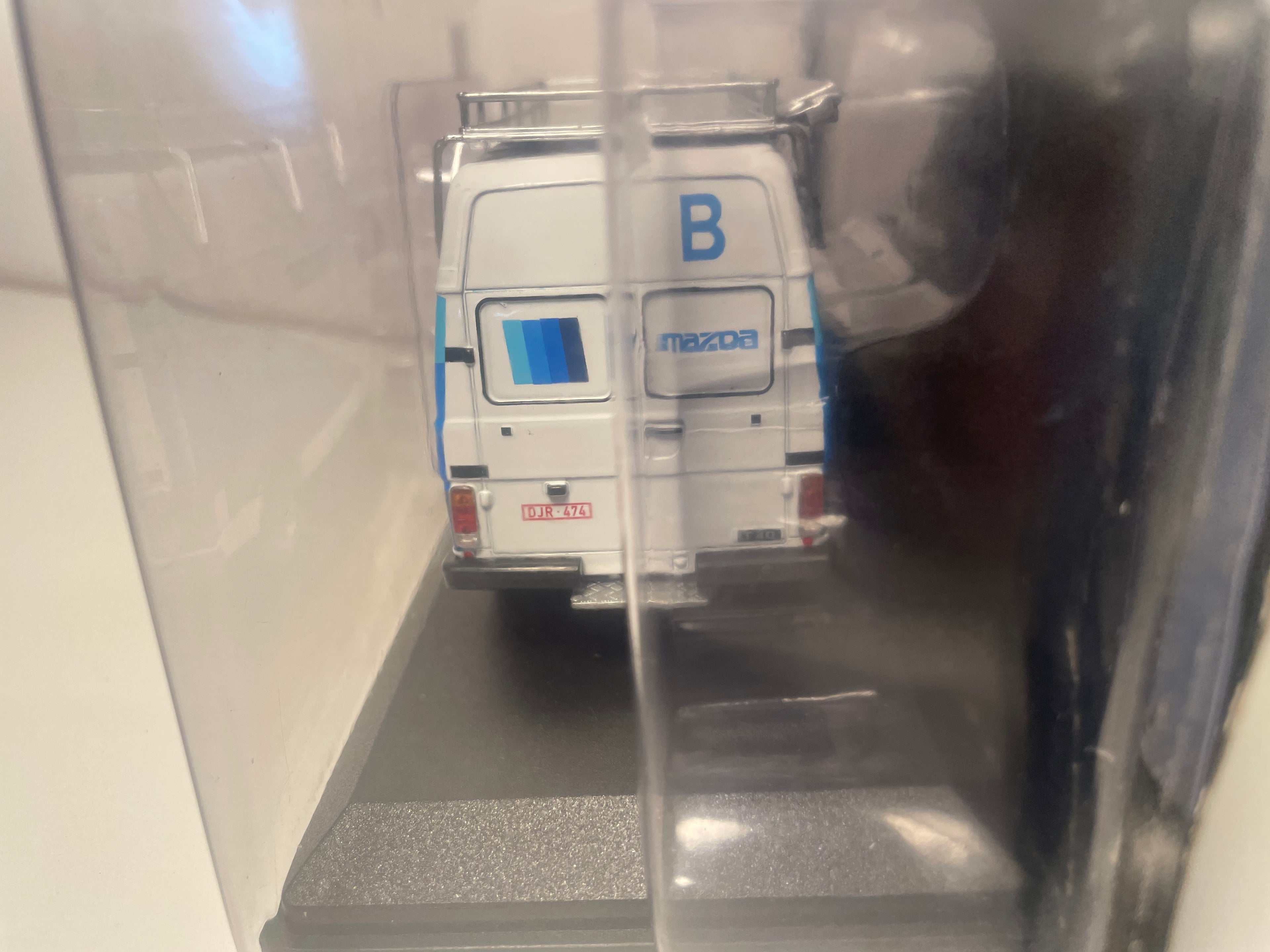 Fourgon Volkswagen LT40 blanc et bleu - Mazda Team Europe (1990)