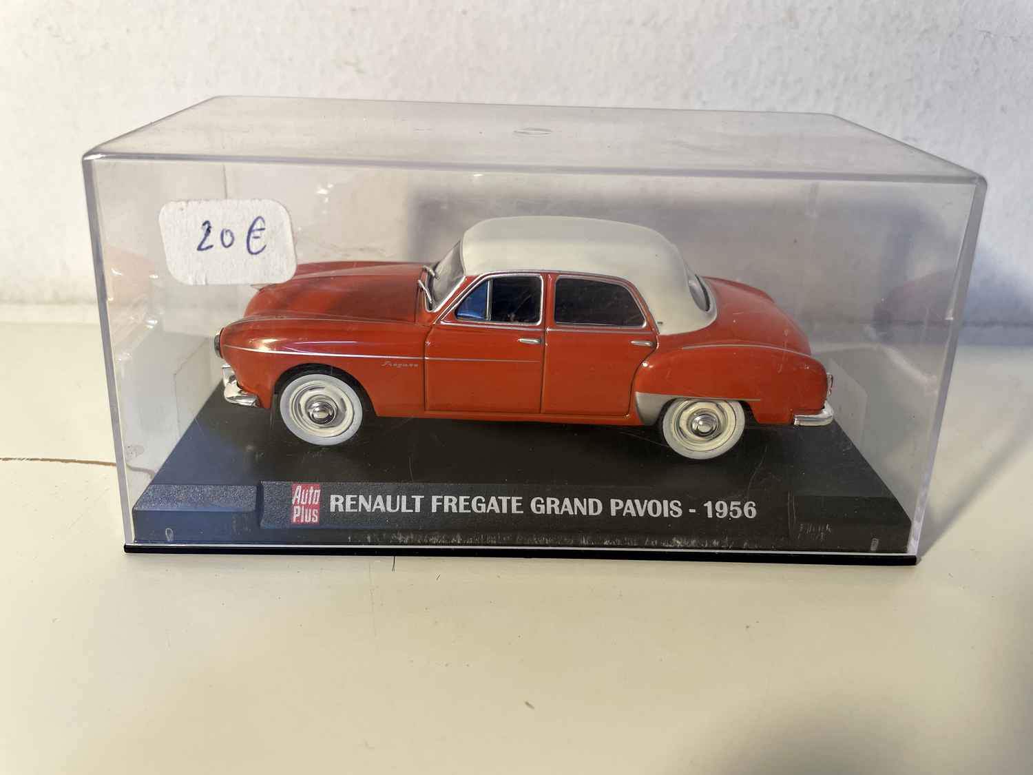 Renault Frégate Grand Pavois naranja con techo blanco/crema de 1956