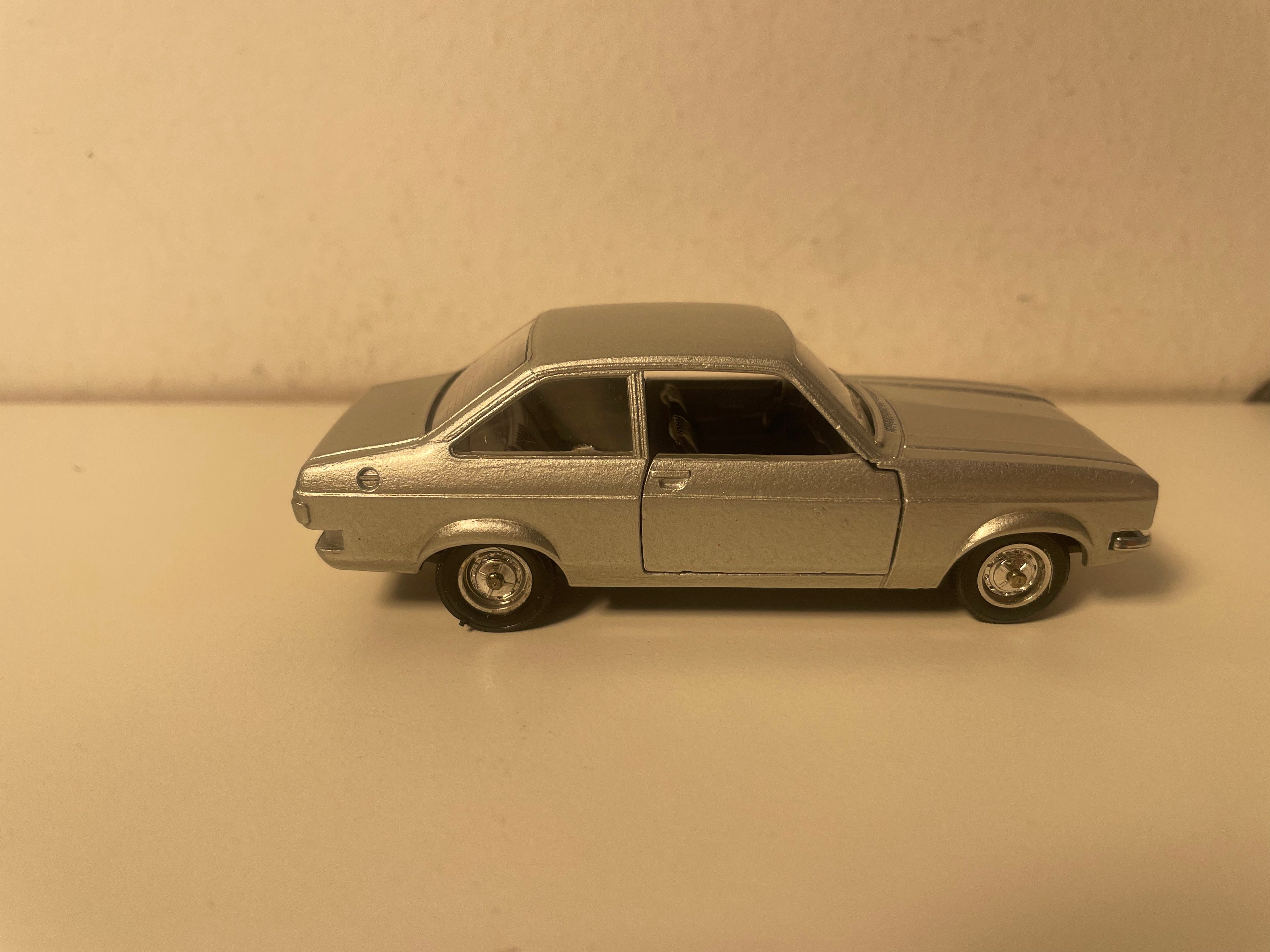 Ford Escort L gris - Solido Gam 1 N°45 (fabricación francesa)