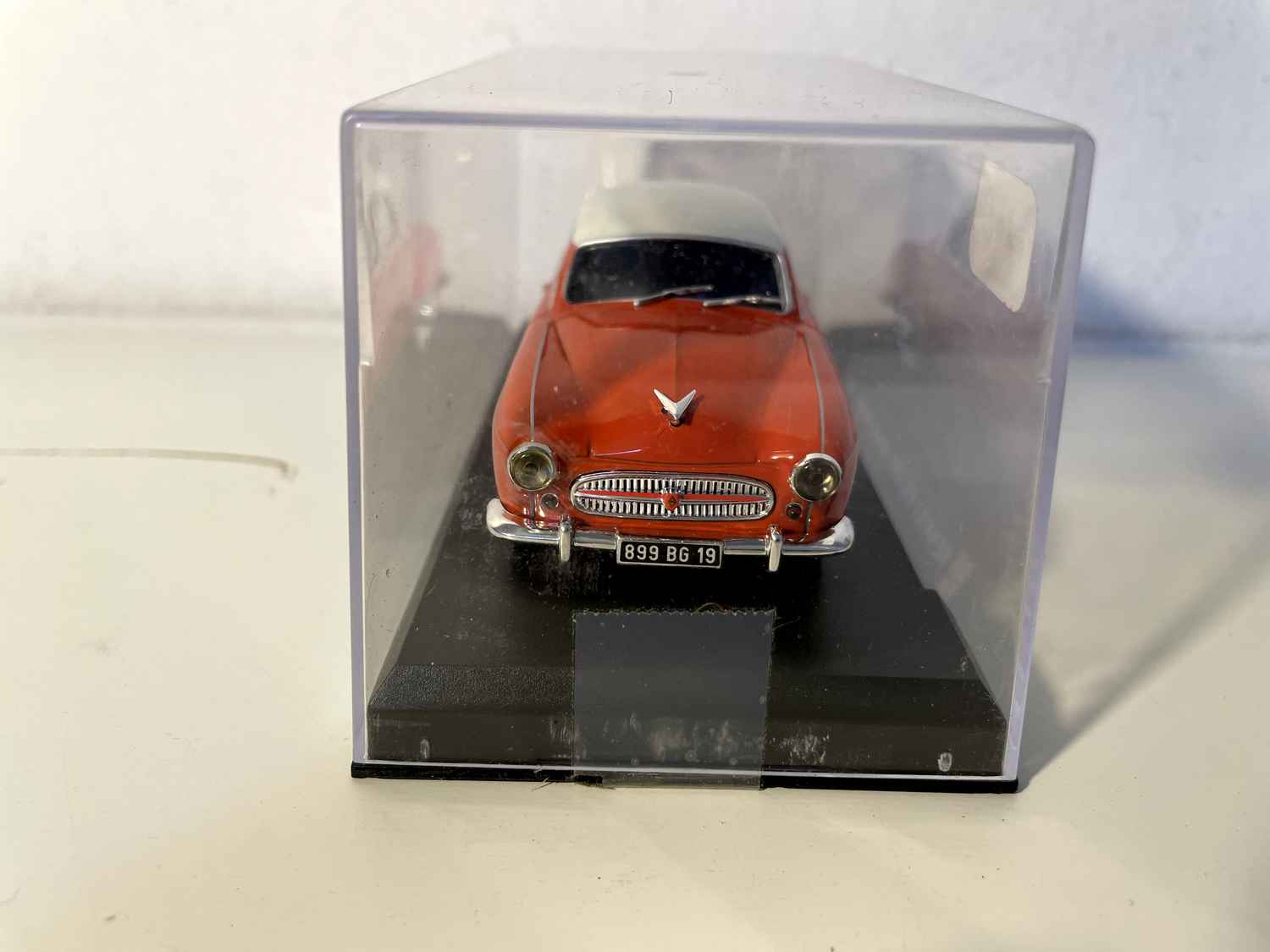 Renault Frégate Grand Pavois naranja con techo blanco/crema de 1956