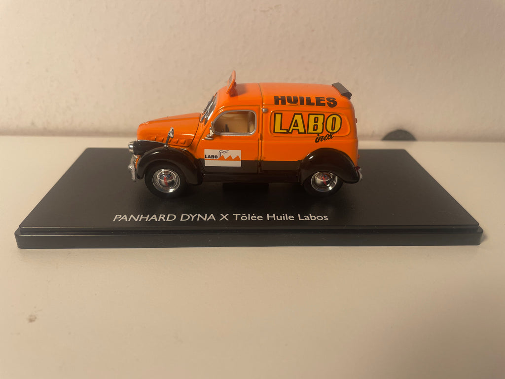 Panhard Dyna X tôlée orange et noire avec publicité sur les huiles LABO - ELIGOR