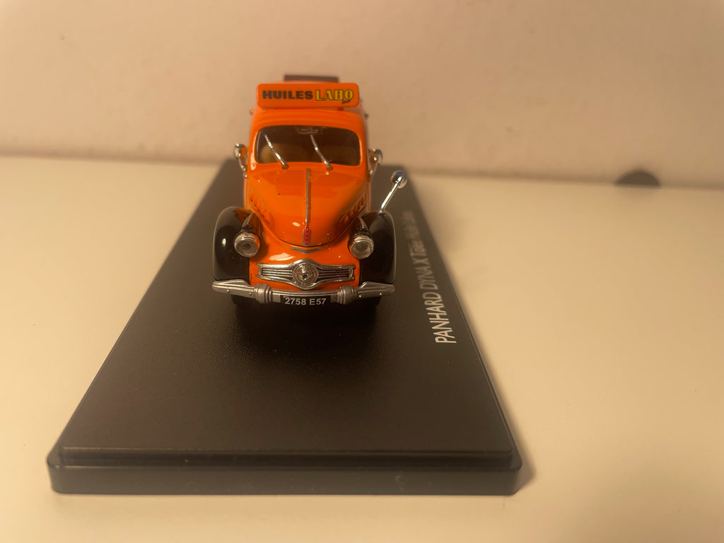 Panhard Dyna X tôlée orange et noire avec publicité sur les huiles LABO - ELIGOR