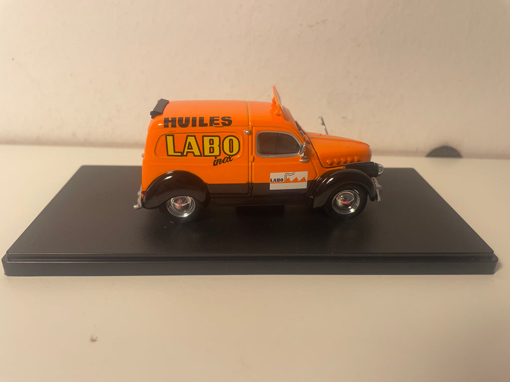 Panhard Dyna X tôlée orange et noire avec publicité sur les huiles LABO - ELIGOR