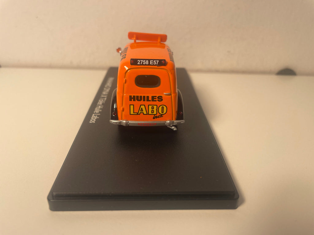 Panhard Dyna X tôlée orange et noire avec publicité sur les huiles LABO - ELIGOR