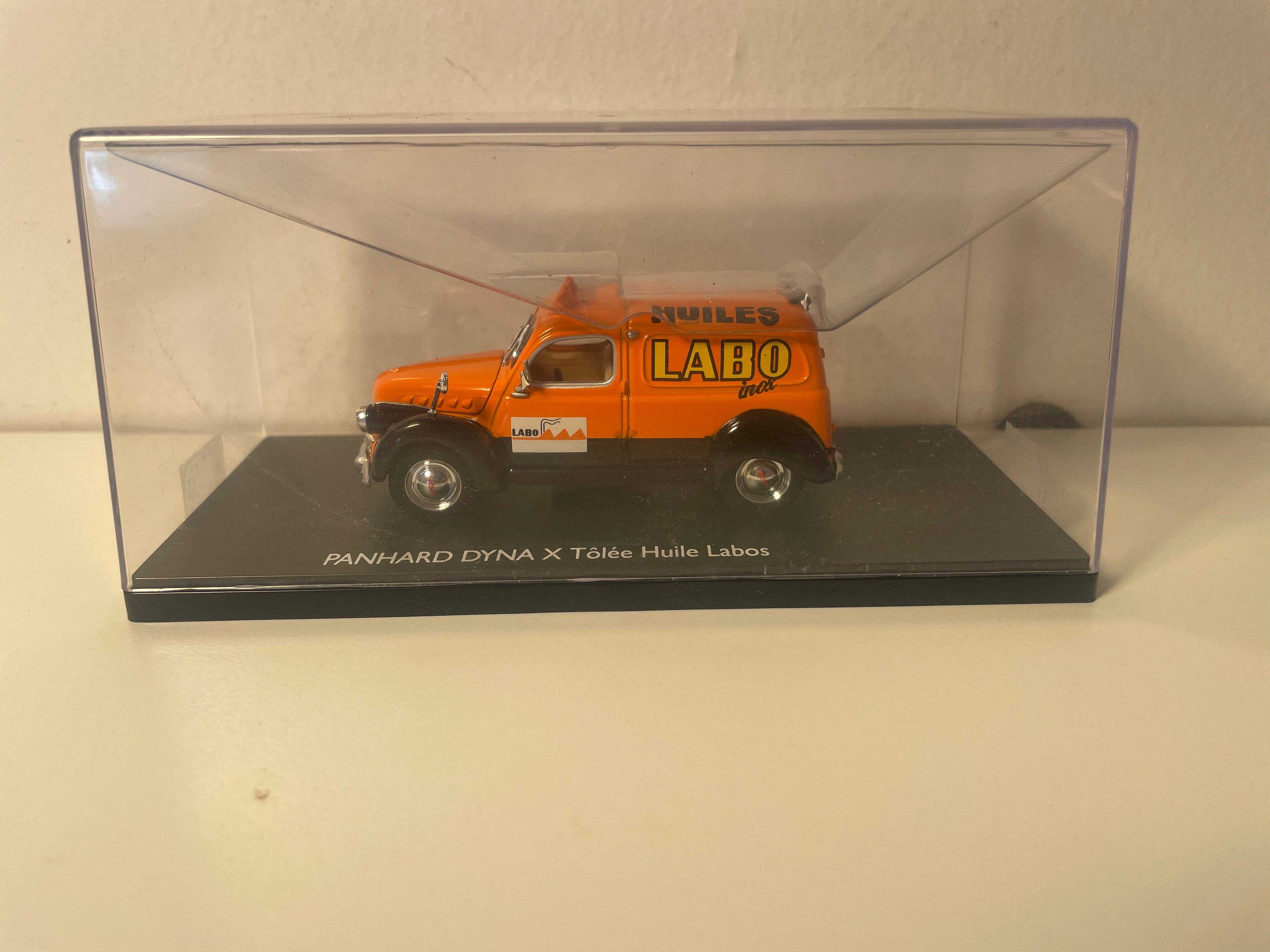 Panhard Dyna X tôlée orange et noire avec publicité sur les huiles LABO - ELIGOR