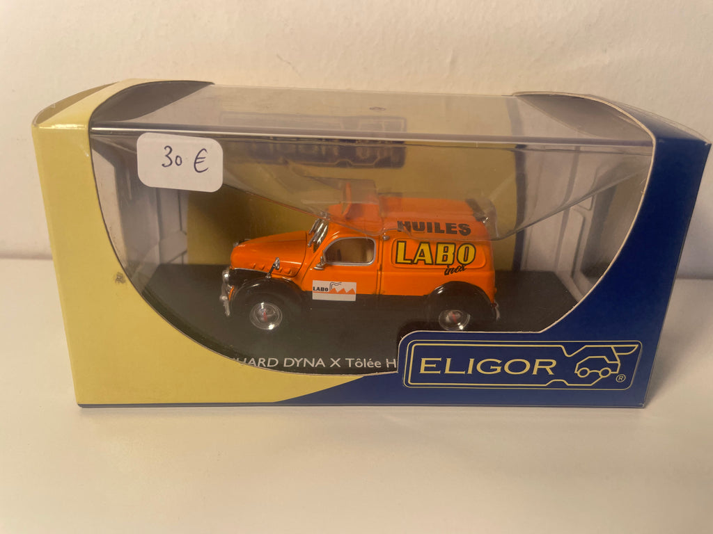 Panhard Dyna X tôlée orange et noire avec publicité sur les huiles LABO - ELIGOR