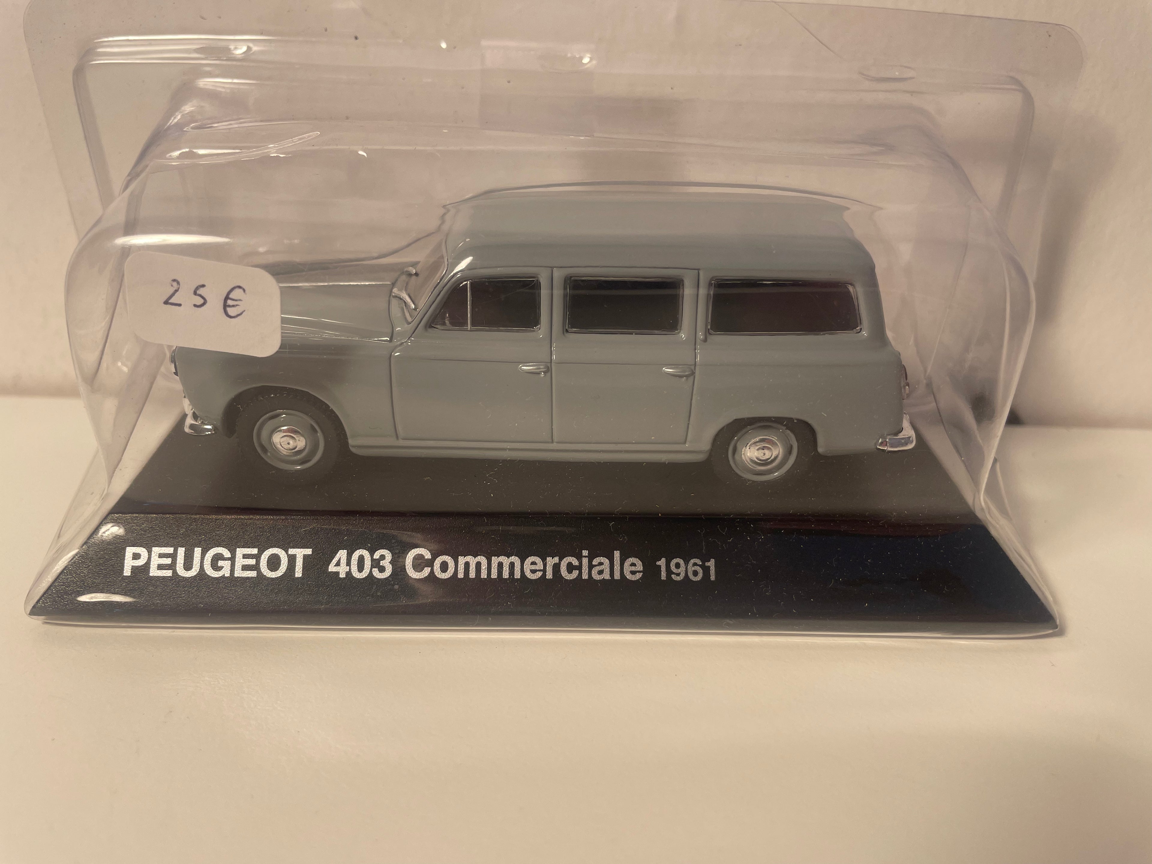 Grijze Peugeot 403 bedrijfswagen uit 1961