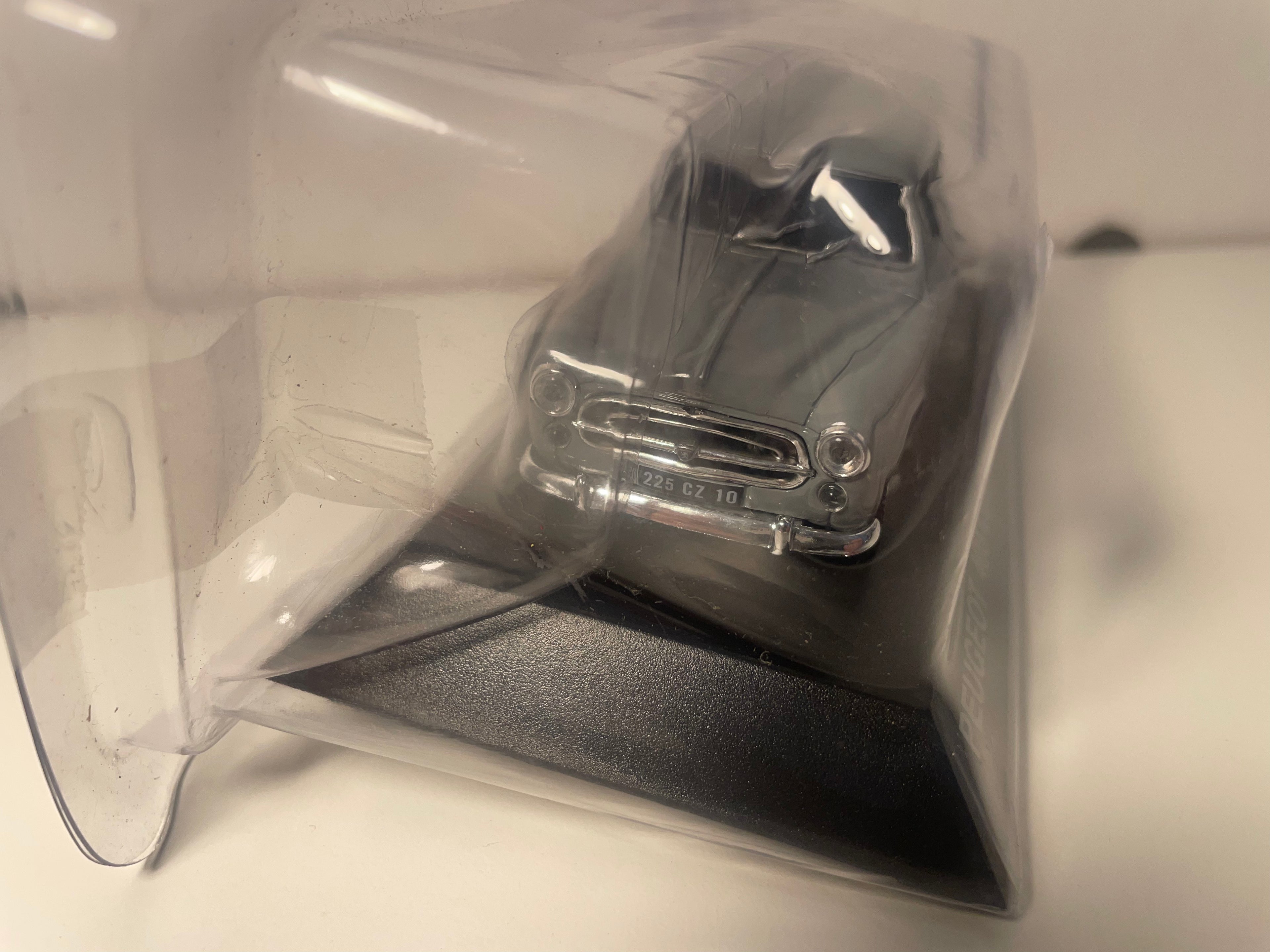 Grijze Peugeot 403 bedrijfswagen uit 1961
