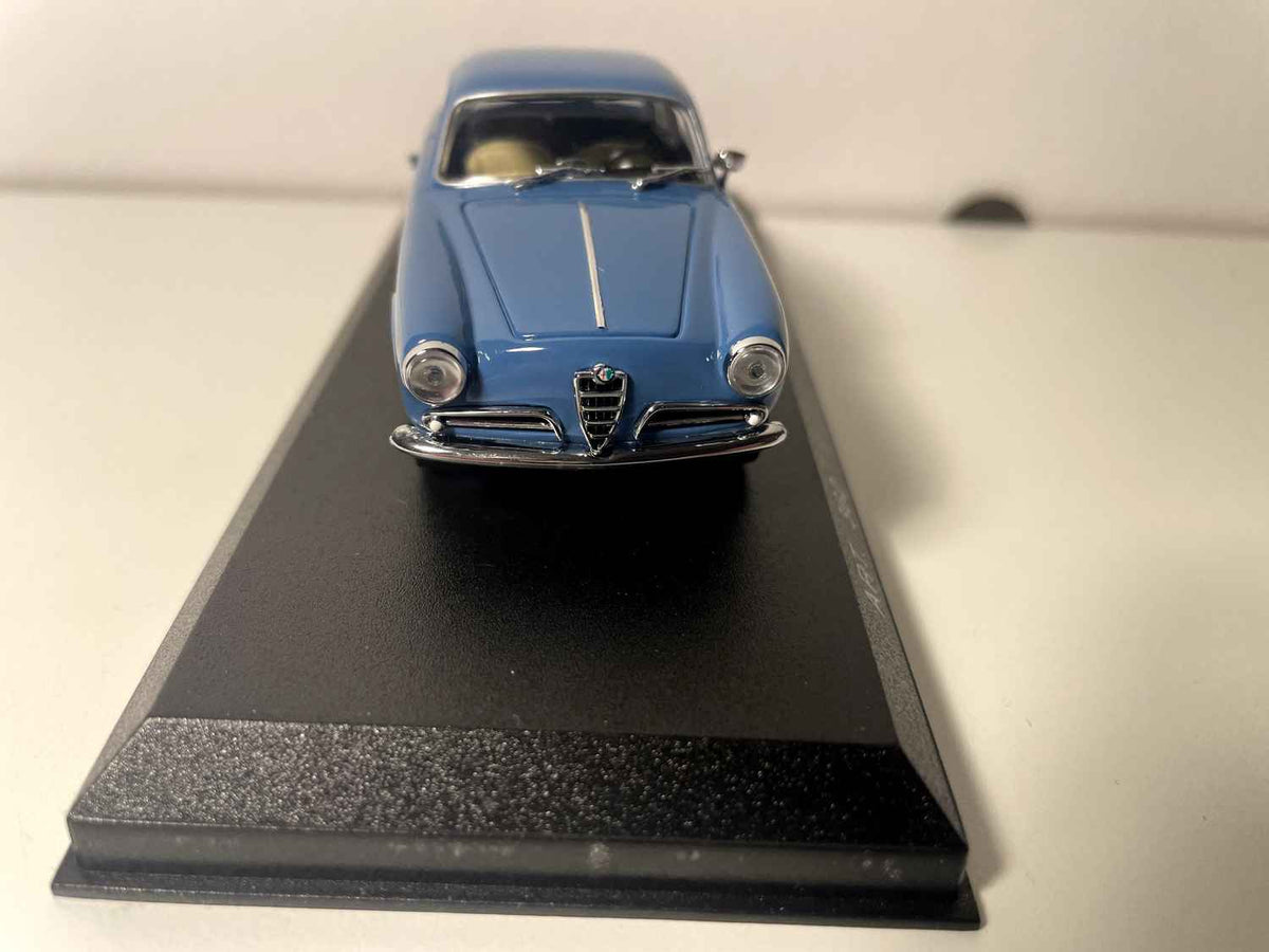 Alfa Romeo Sprint coupe niebieska z 1960 roku (kolekcja Détailcars)
