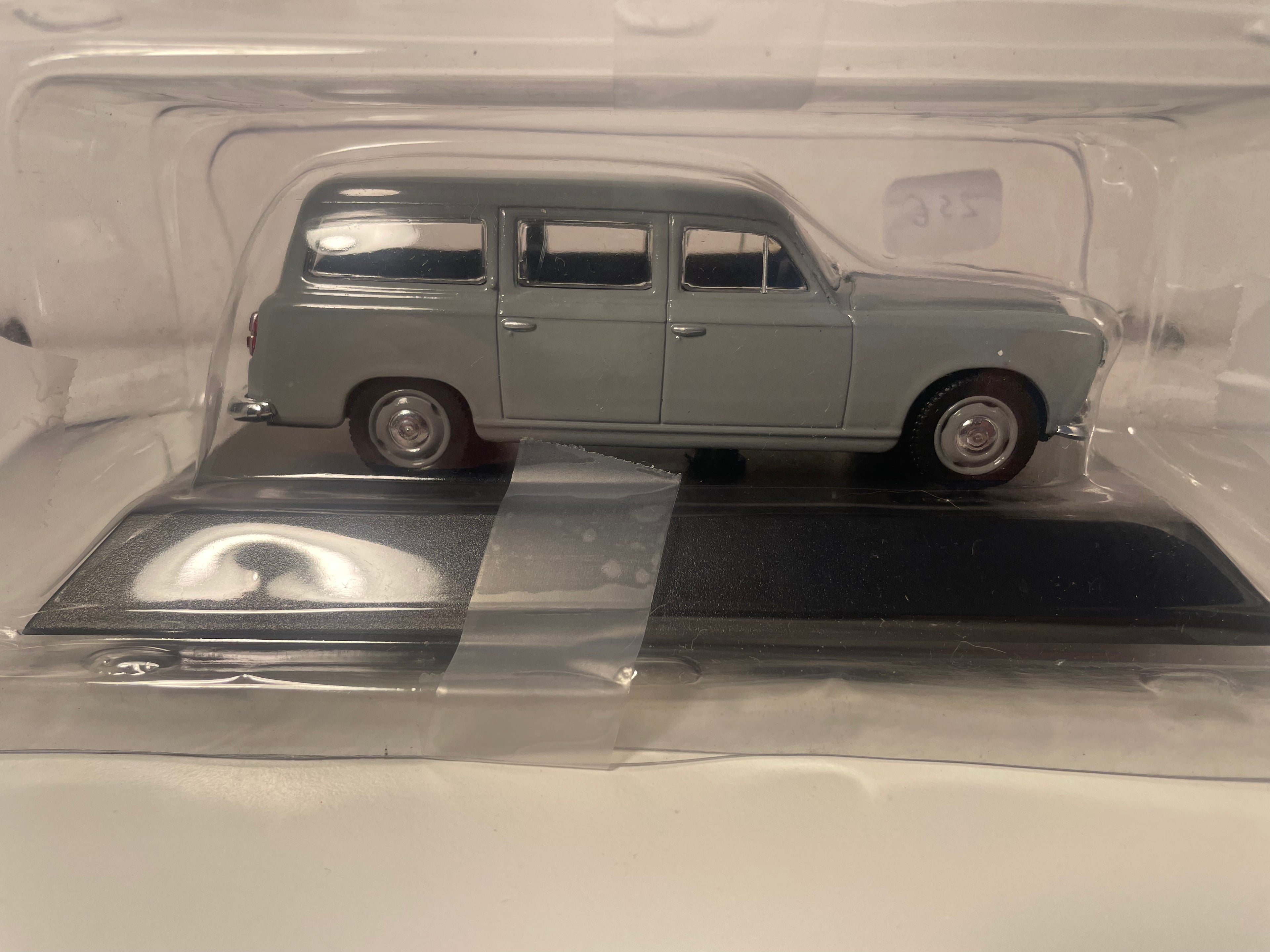 Grijze Peugeot 403 bedrijfswagen uit 1961