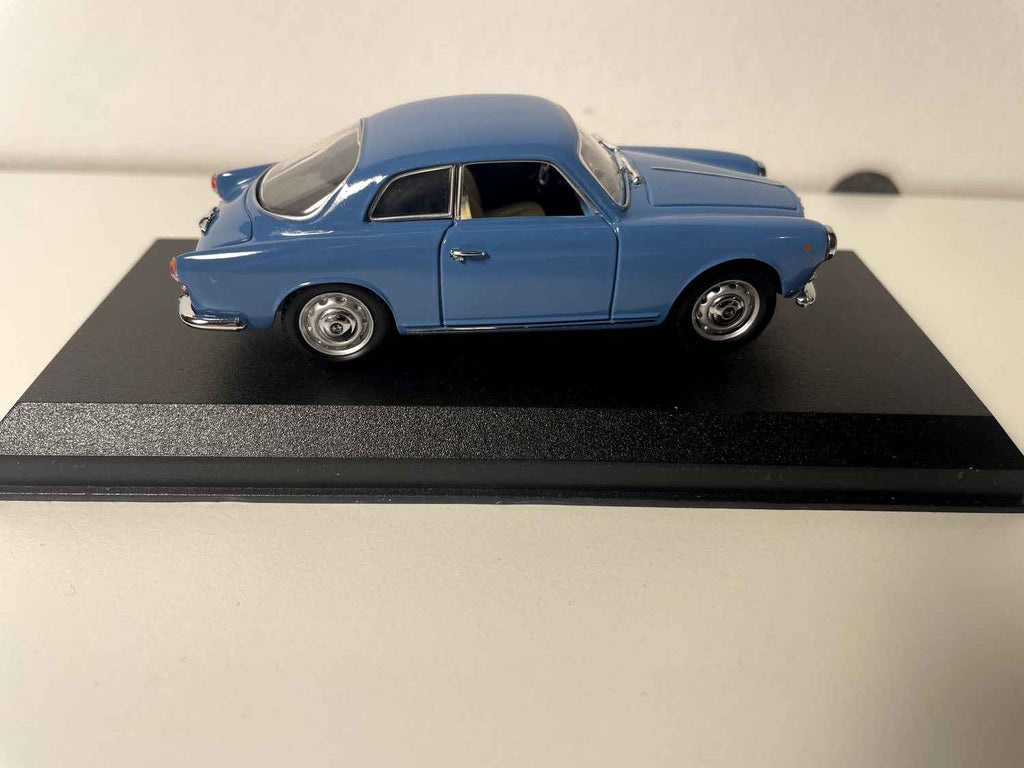 Alfa Romeo Sprint coupe niebieska z 1960 roku (kolekcja Détailcars)