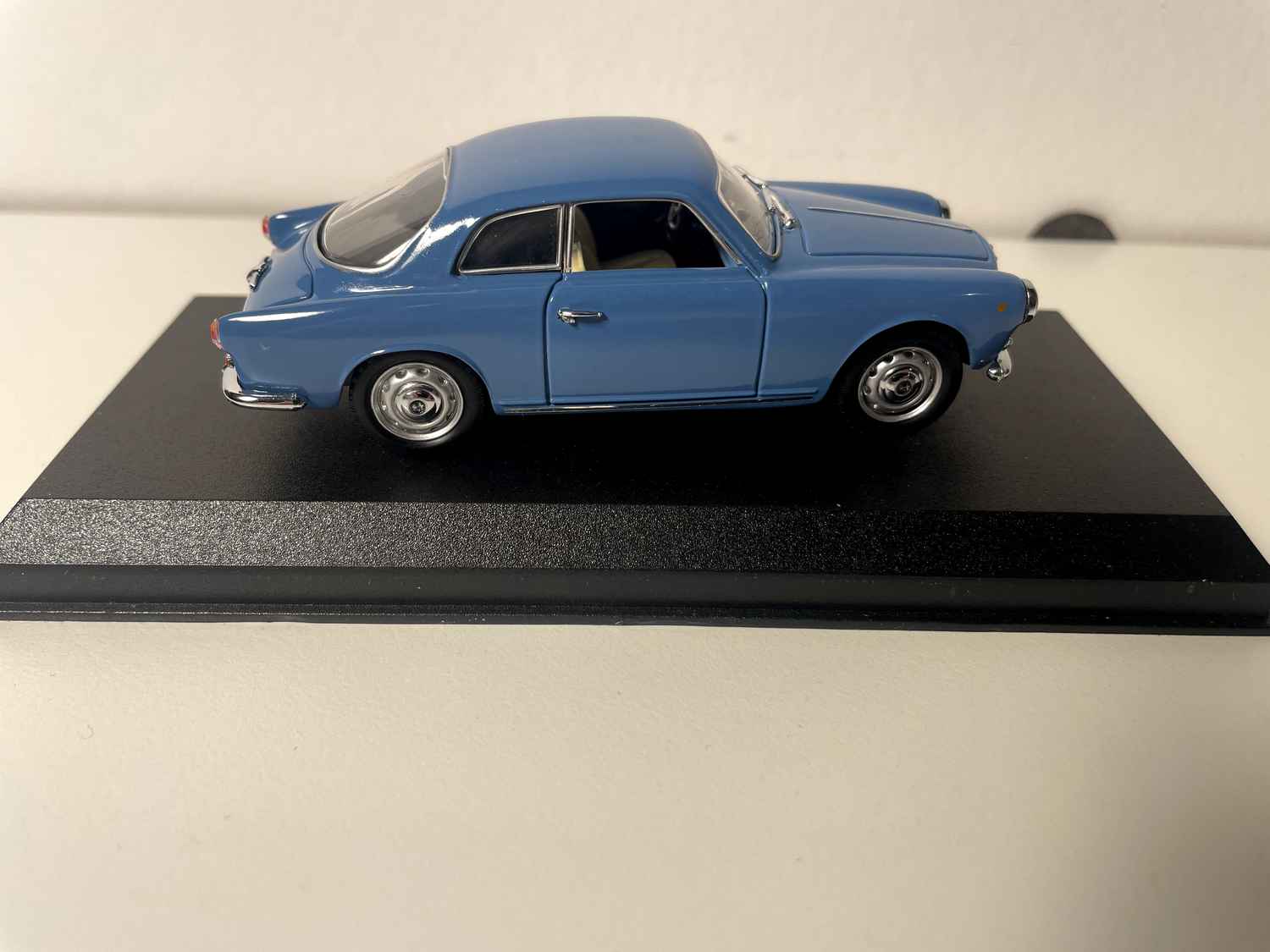 Alfa Romeo Sprint coupe niebieska z 1960 roku (kolekcja Détailcars)