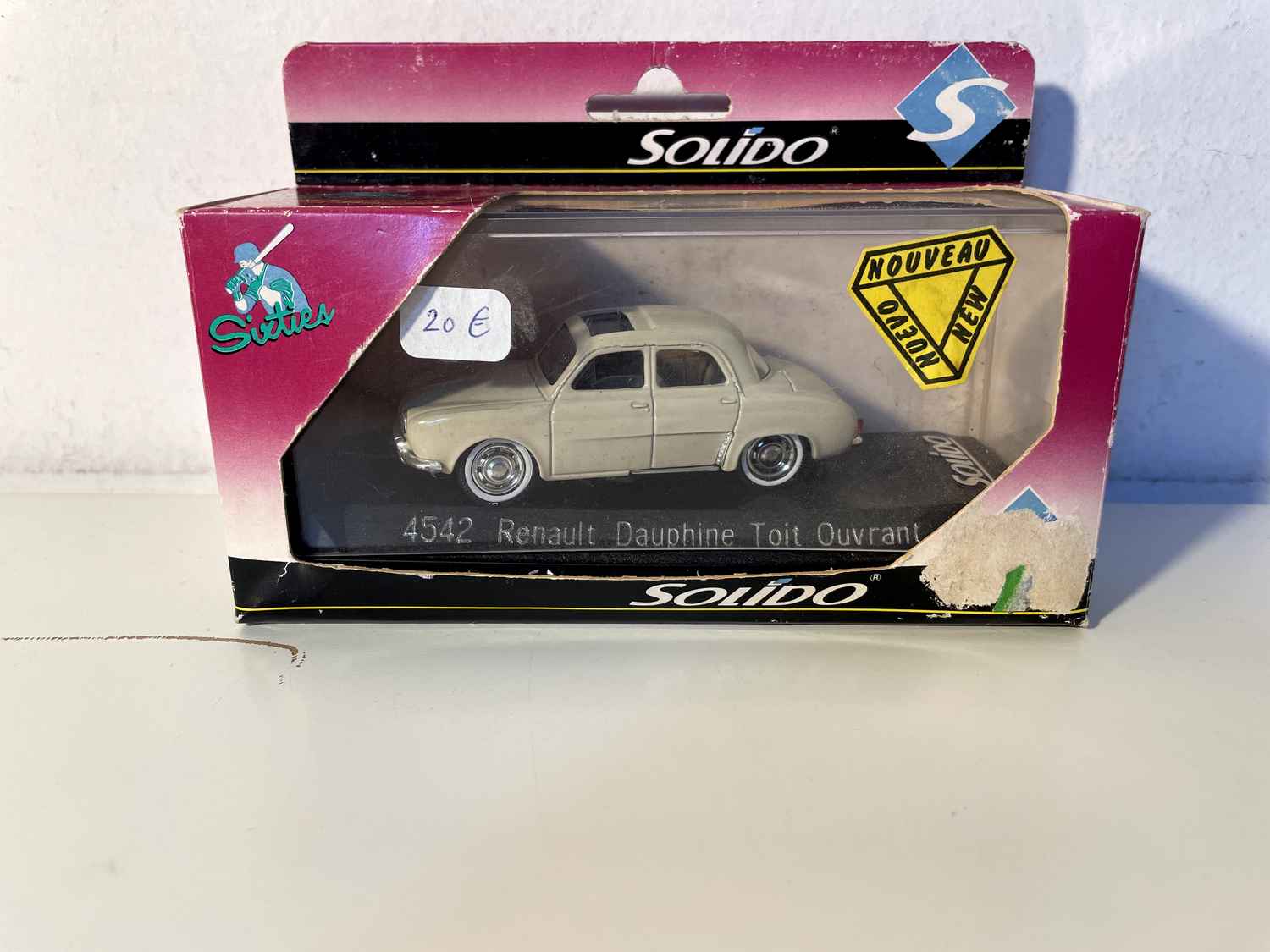 Renault Dauphine z jasnobrązowym dachem przesuwnym (z kartonem) Solido nr referencyjny 4542