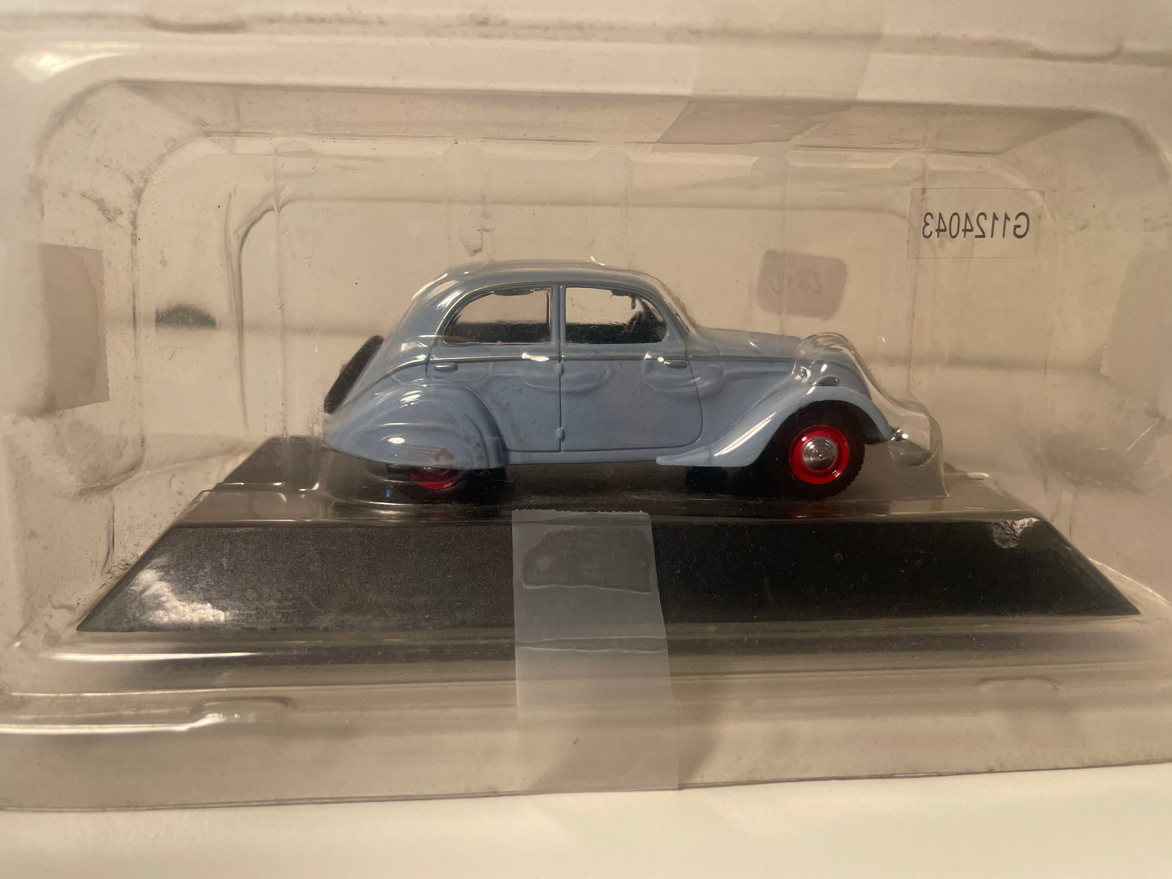 Peugeot 202 sedán azul de 1938