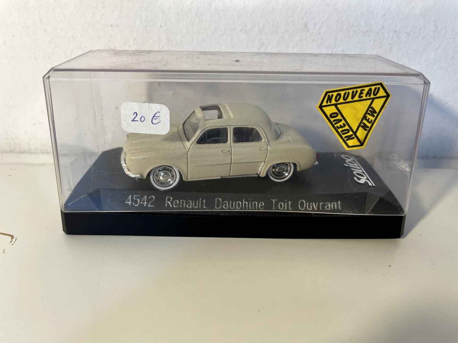 Renault Dauphine z jasnobrązowym dachem przesuwnym (z kartonem) Solido nr referencyjny 4542