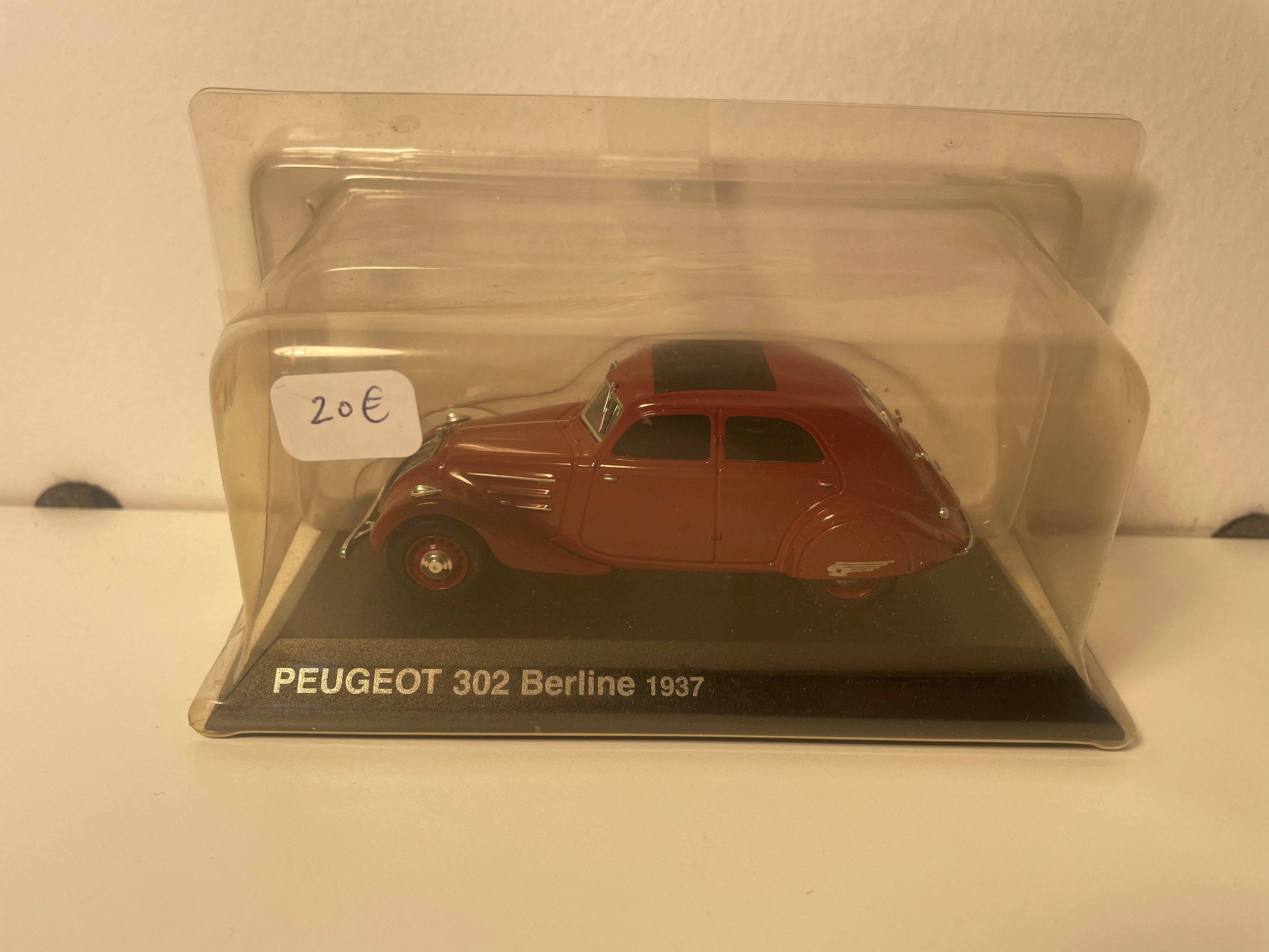 Peugeot 302 berline bordeaux de 1937 (sous blister)