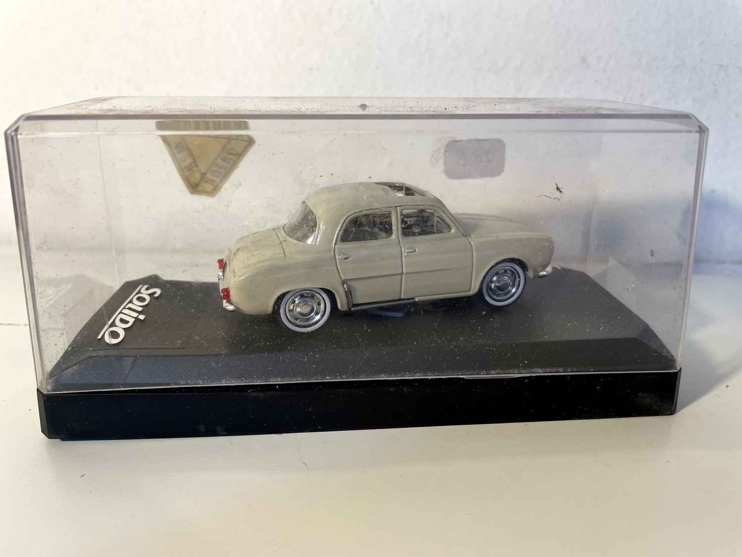 Renault Dauphine z jasnobrązowym dachem przesuwnym (z kartonem) Solido nr referencyjny 4542