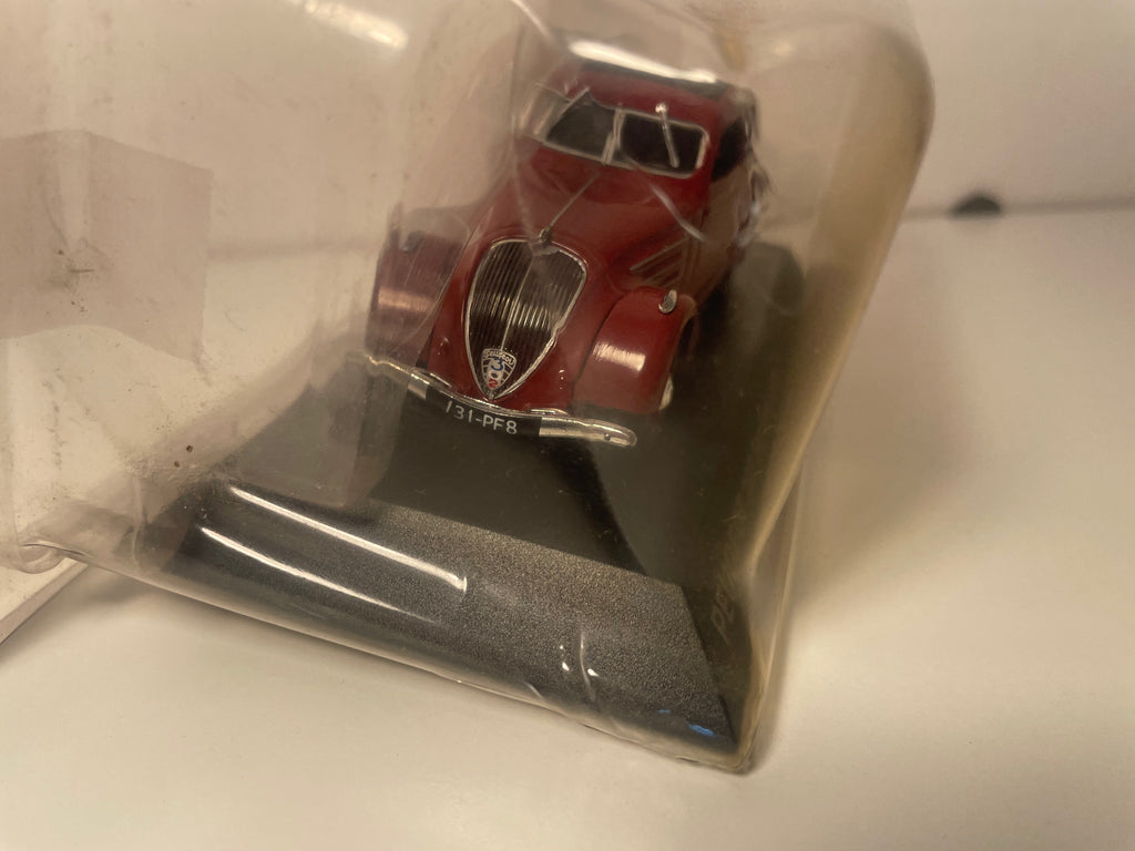 Peugeot 302 berline bordeaux de 1937 (sous blister)