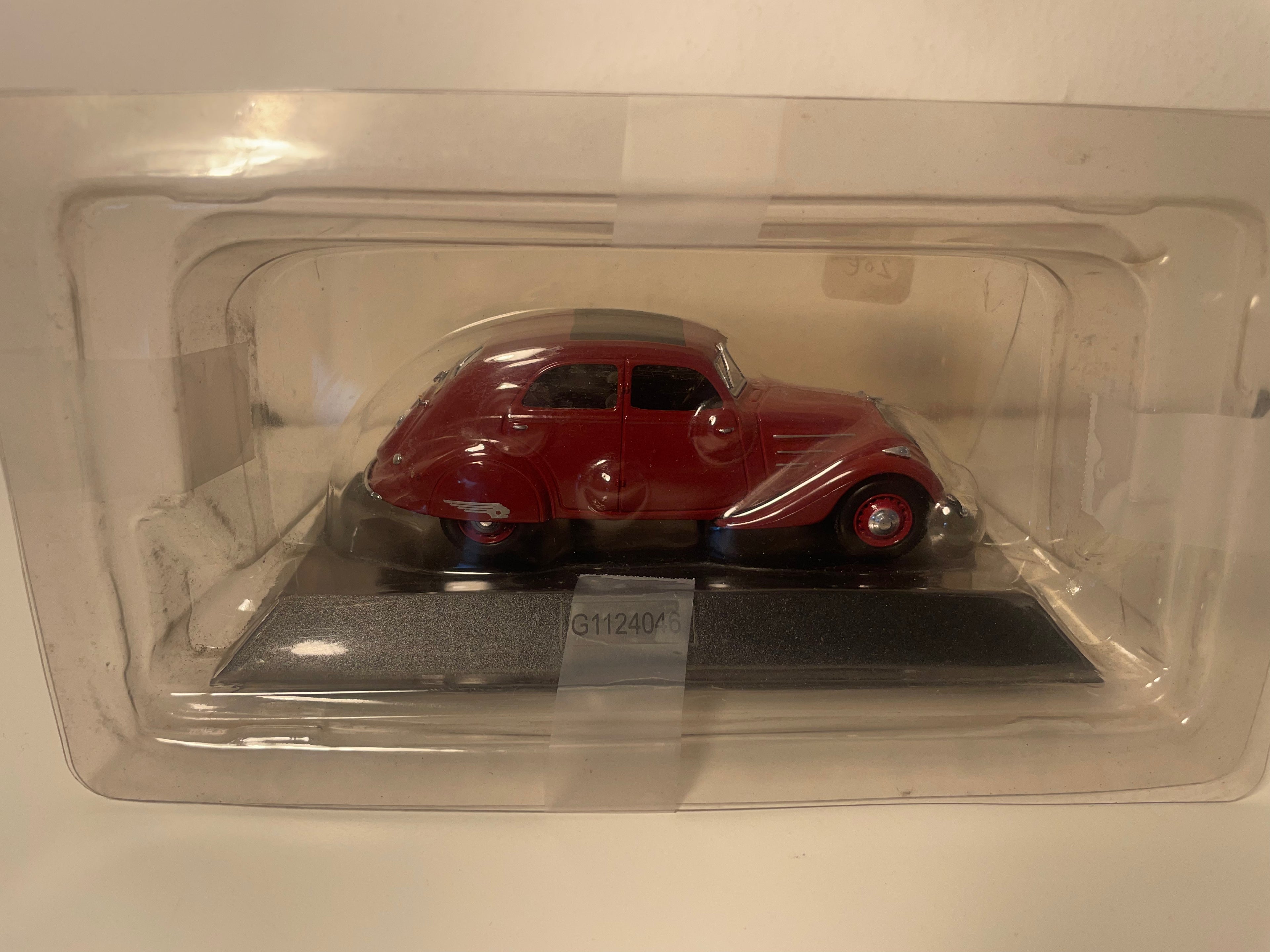 Peugeot 302 berline bordeaux de 1937 (sous blister)