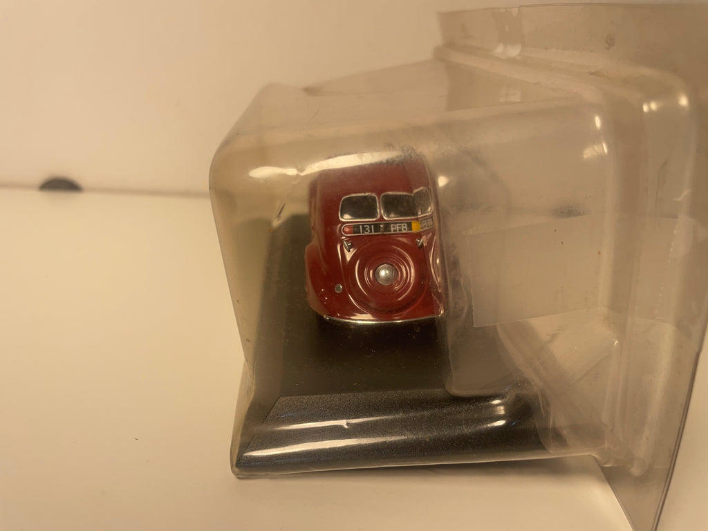 Peugeot 302 berline bordeaux de 1937 (sous blister)