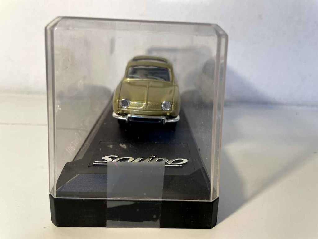 Renault Dauphine avec toit ouvrant de couleur verte?? (Solido référence 4542)