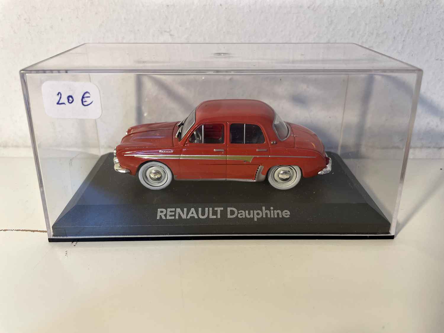 Renault Dauphine rojo/naranja con detalles dorados