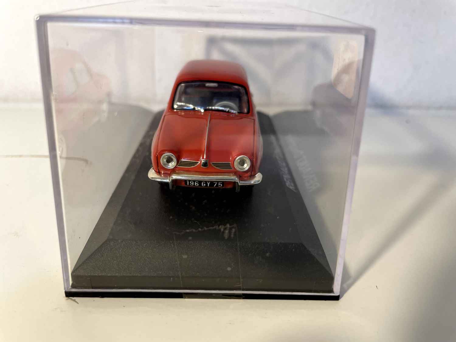 Renault Dauphine rojo/naranja con detalles dorados