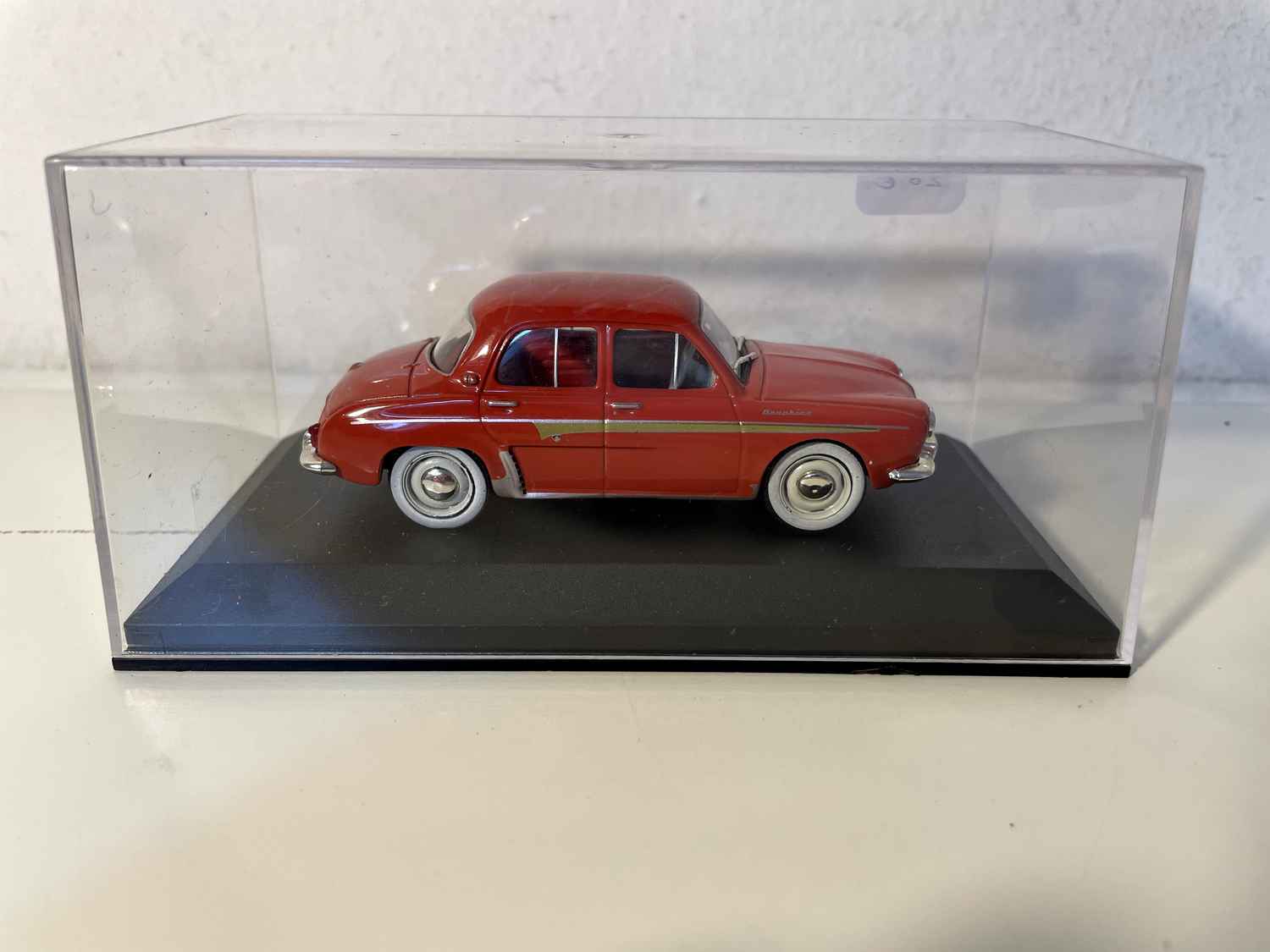Renault Dauphine rojo/naranja con detalles dorados
