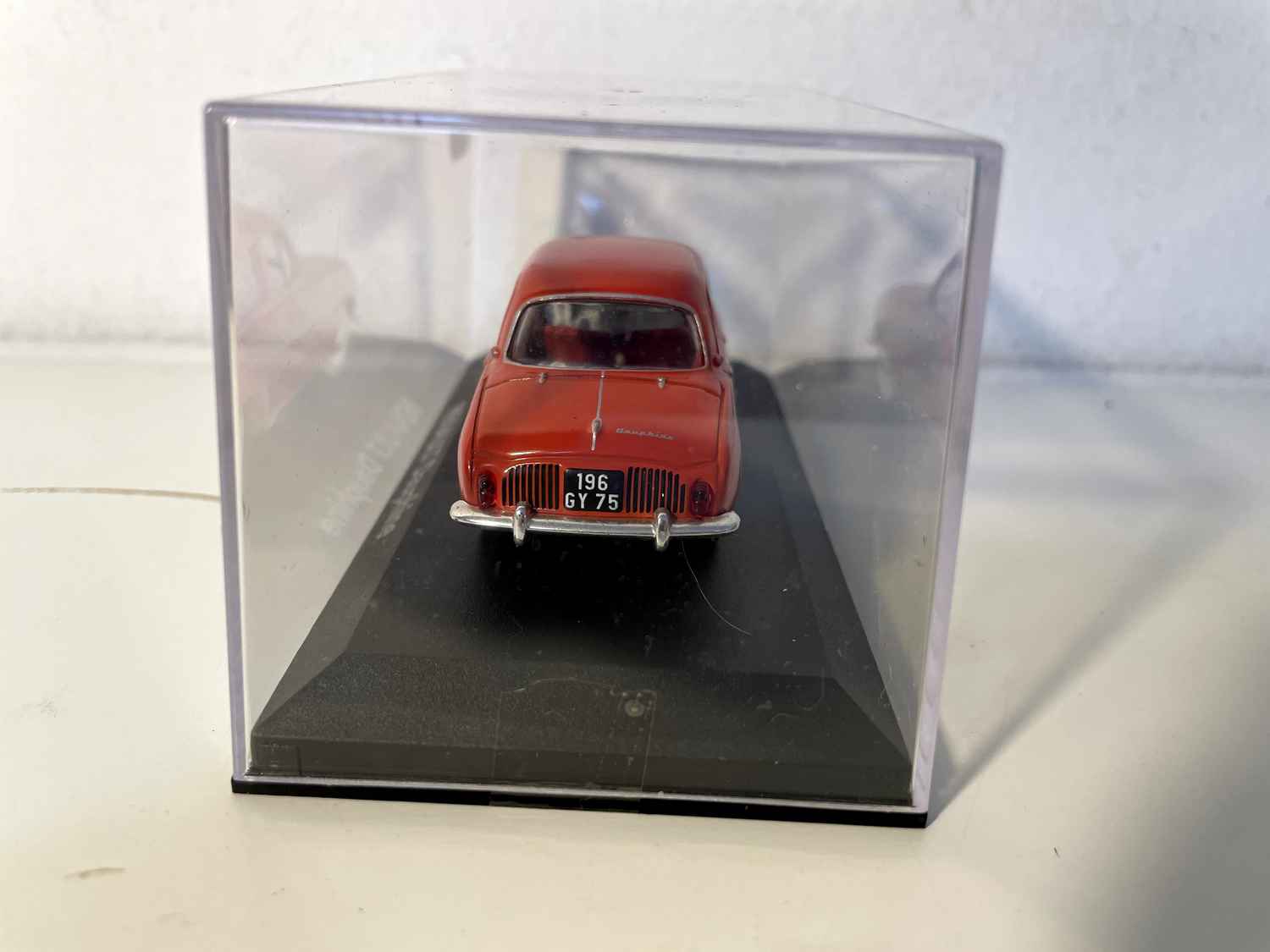 Renault Dauphine rojo/naranja con detalles dorados