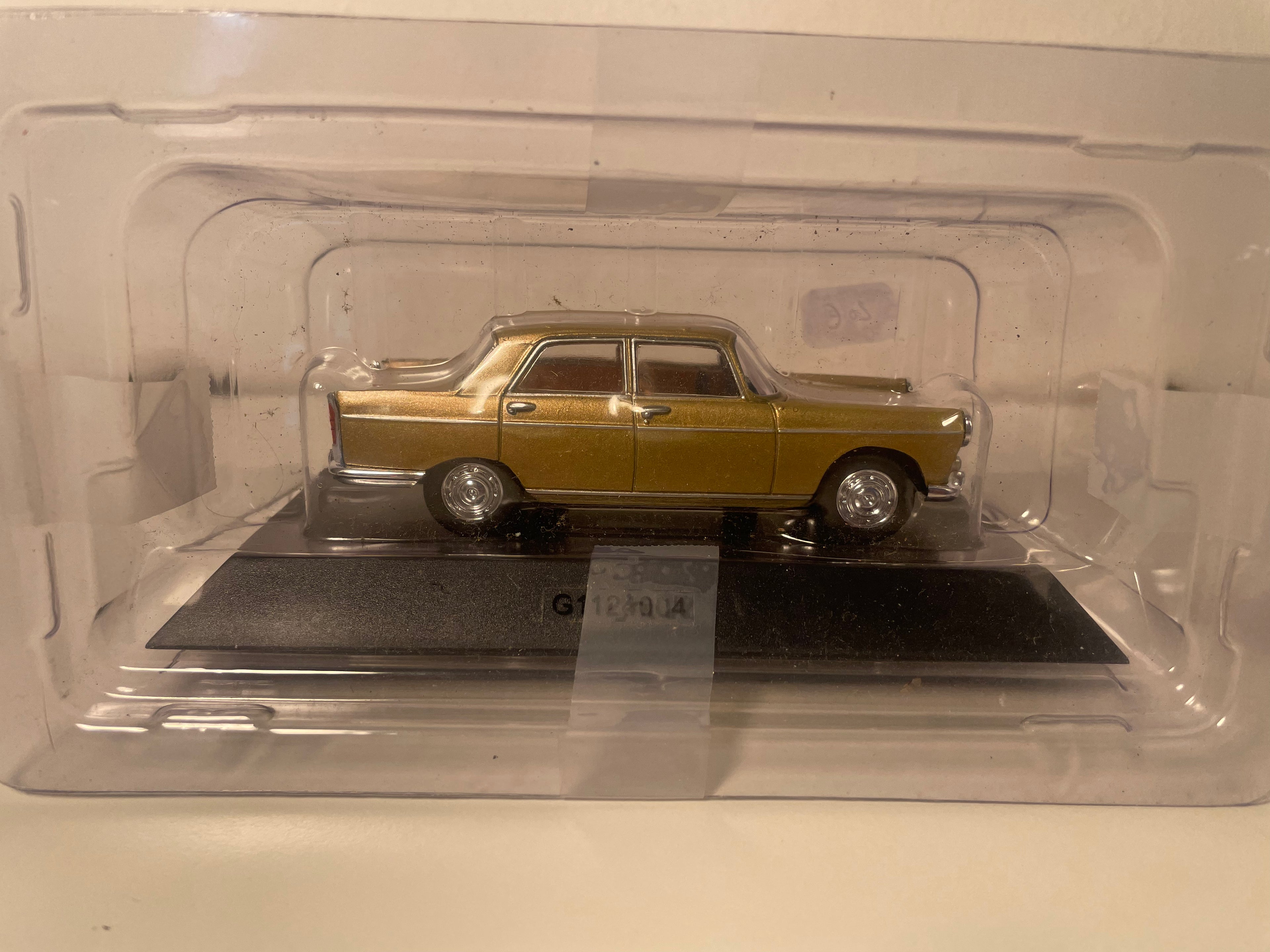 Peugeot 404 marron de 1965 (sous blister)