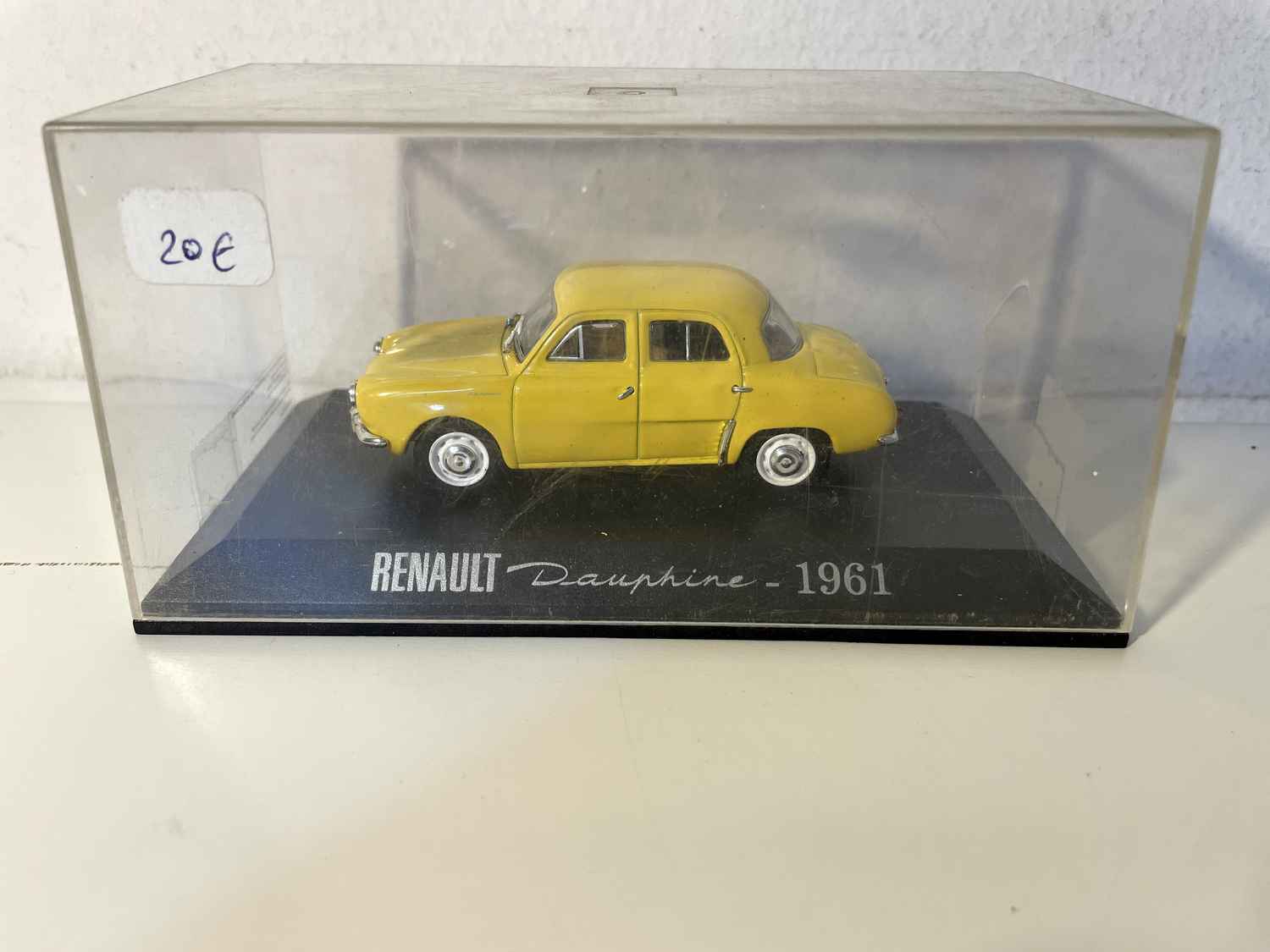 Renault Dauphine amarillo de 1961