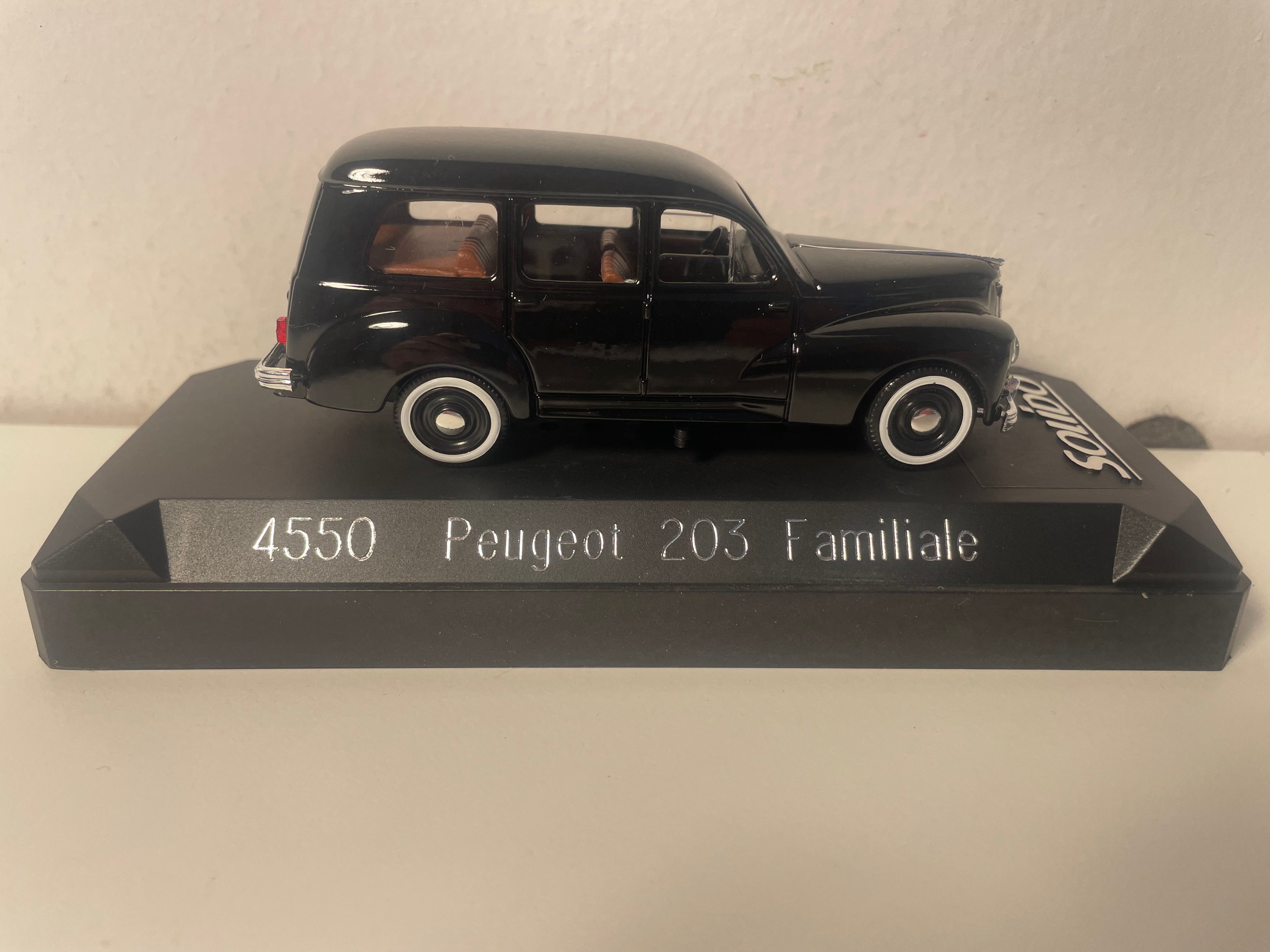 Peugeot 203 familiar en color negro (referencia Solido 4550)