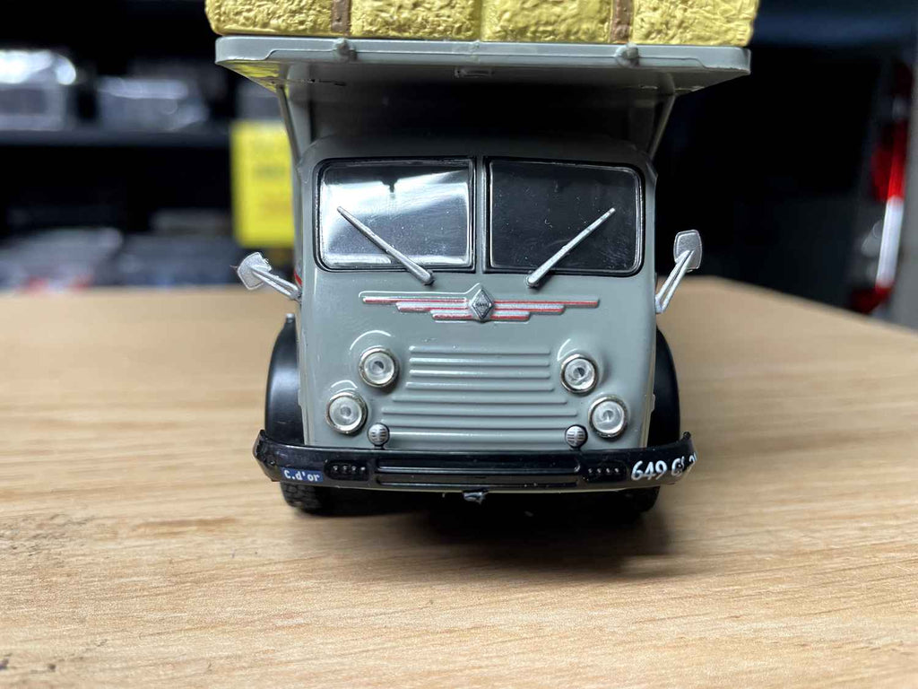 Autocarro Renault Fainéant F JMG Transports (autocarro con cabina grigia e piattaforma per il trasporto di paglia grigia)