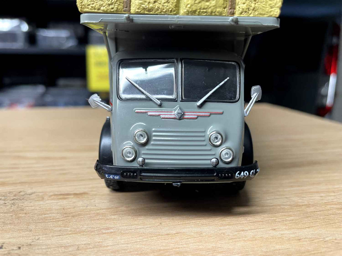 Autocarro Renault Fainéant F JMG Transports (autocarro con cabina grigia e piattaforma per il trasporto di paglia grigia)