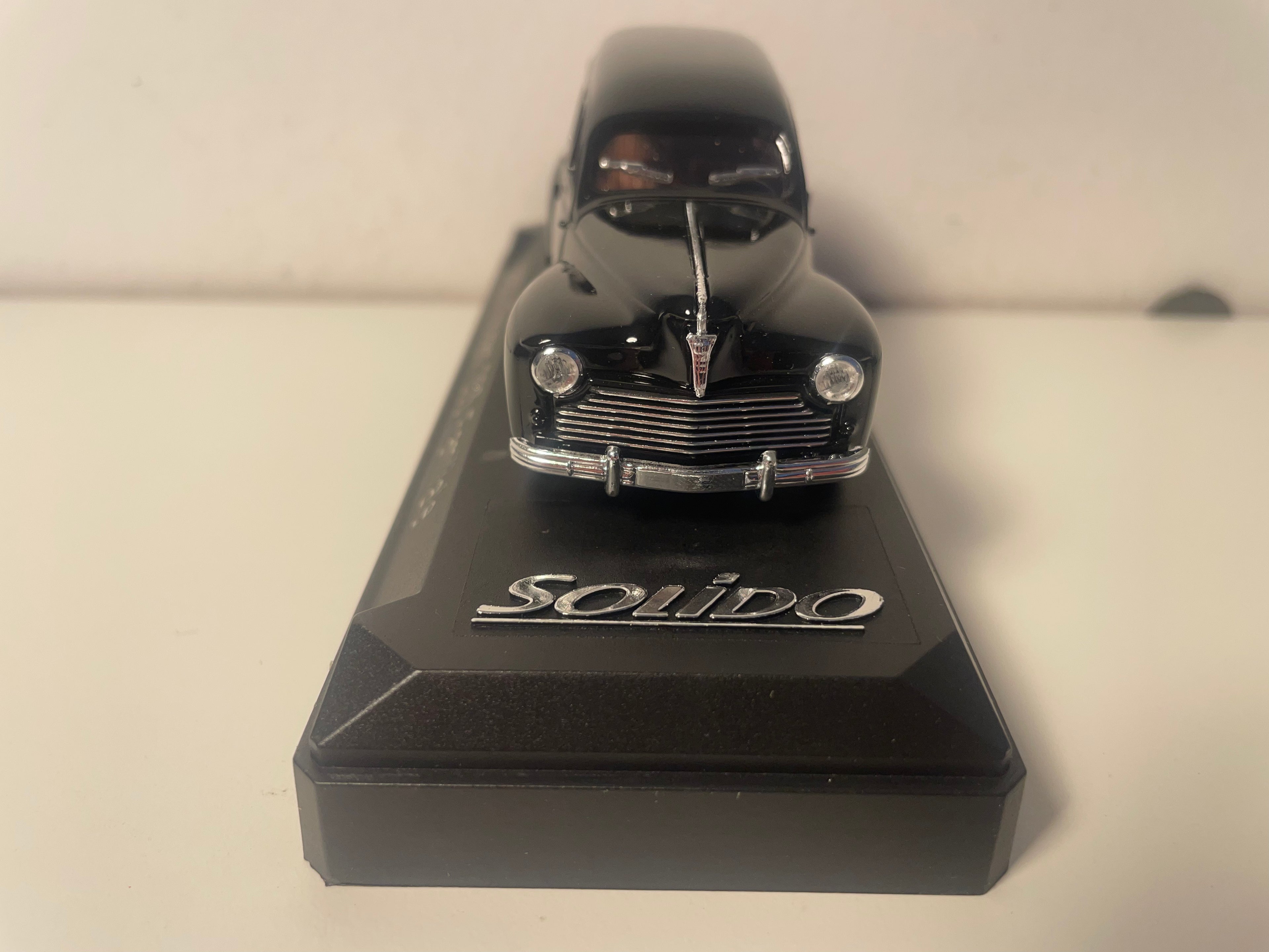 Peugeot 203 familiar en color negro (referencia Solido 4550)