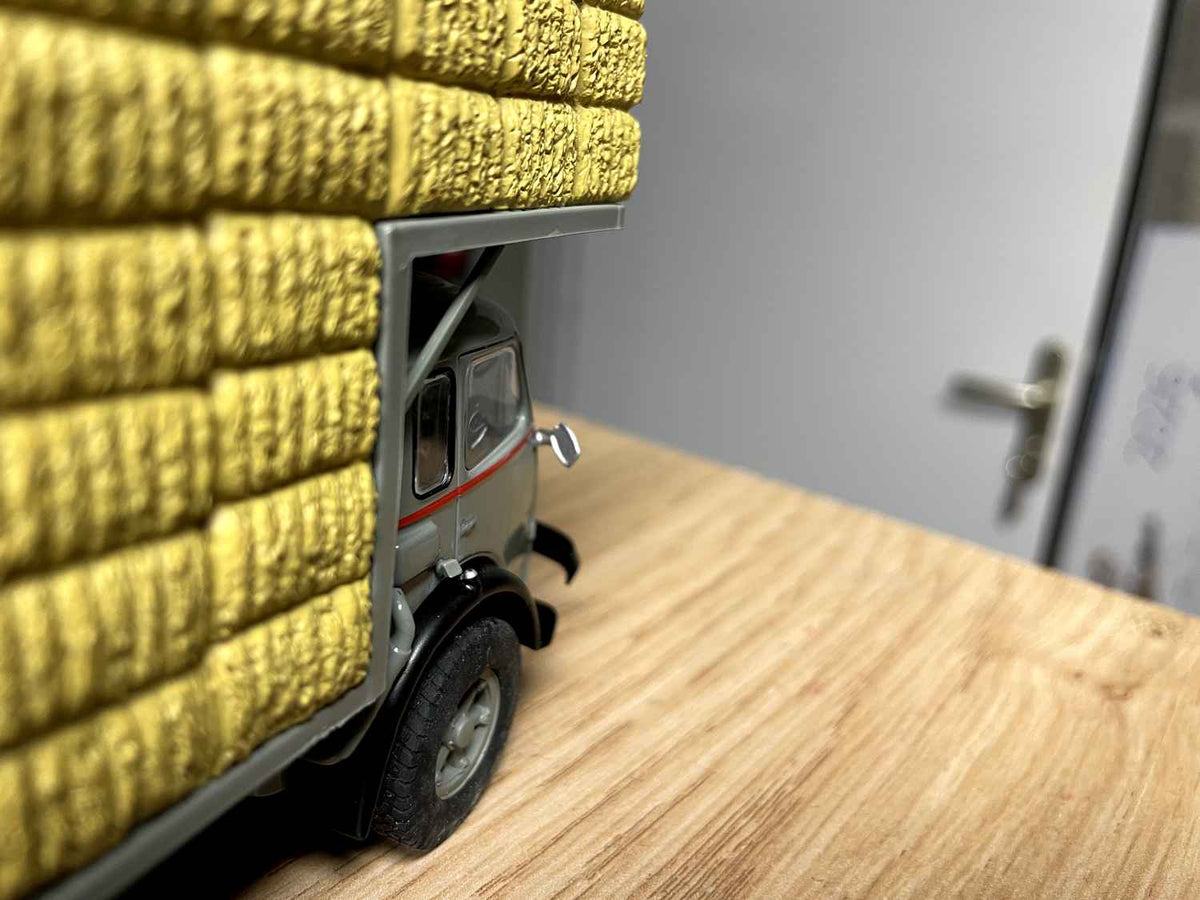 Autocarro Renault Fainéant F JMG Transports (autocarro con cabina grigia e piattaforma per il trasporto di paglia grigia)