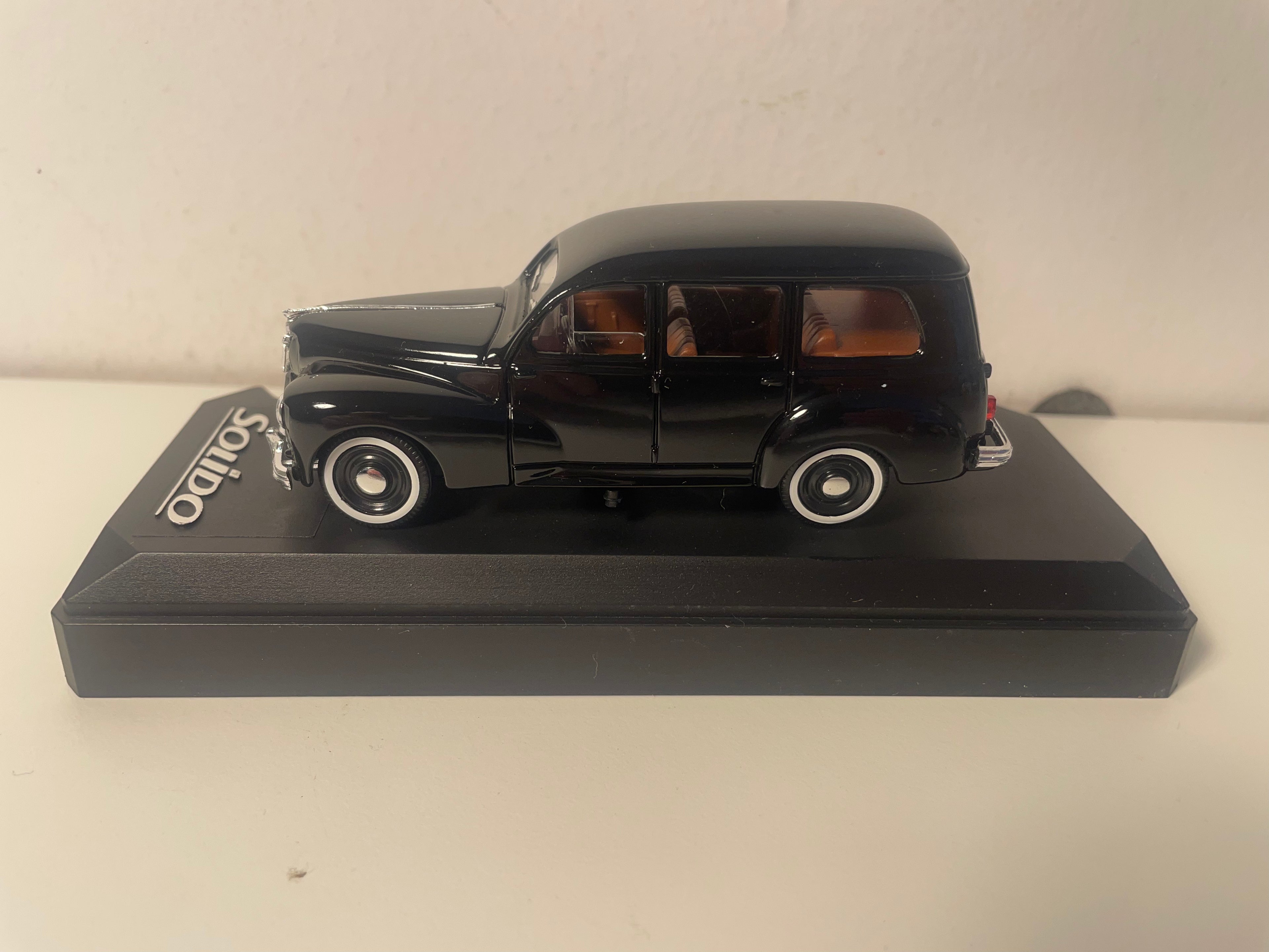 Peugeot 203 familiar en color negro (referencia Solido 4550)