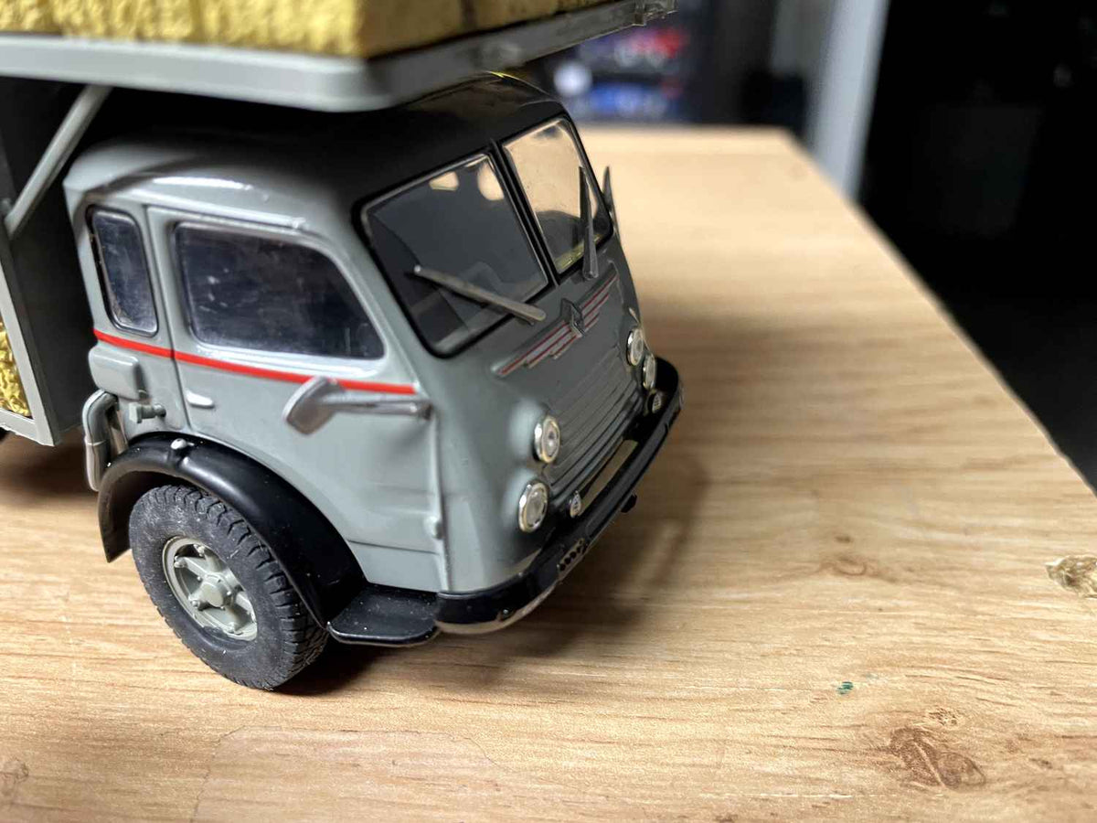 Autocarro Renault Fainéant F JMG Transports (autocarro con cabina grigia e piattaforma per il trasporto di paglia grigia)